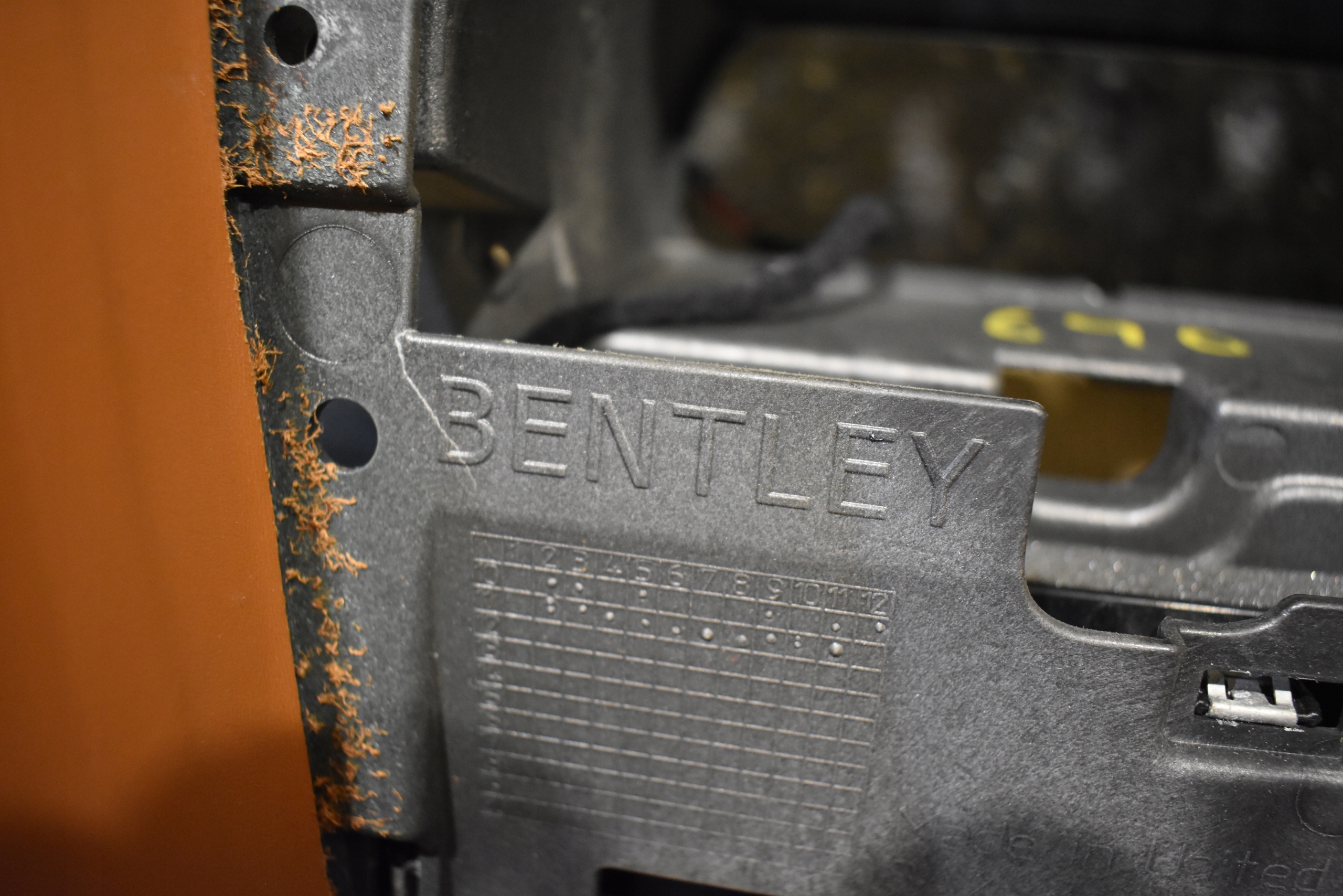 IDEALNA console BENTLEY GT GTC LIFT 1