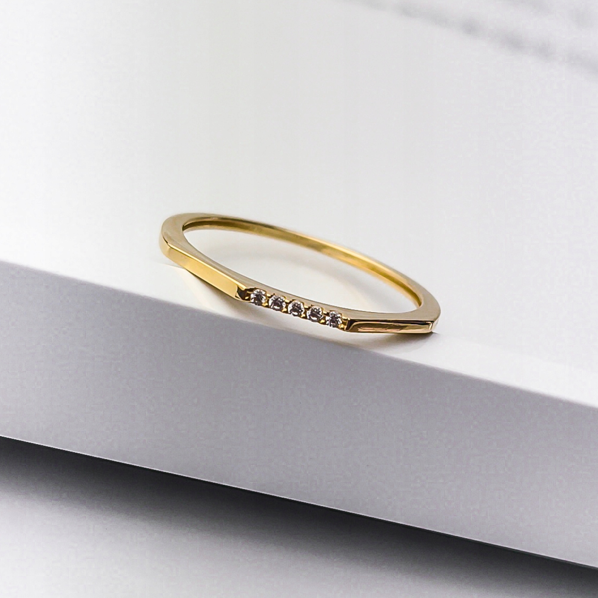 Zlatý prstýnek se zirkony pr.585