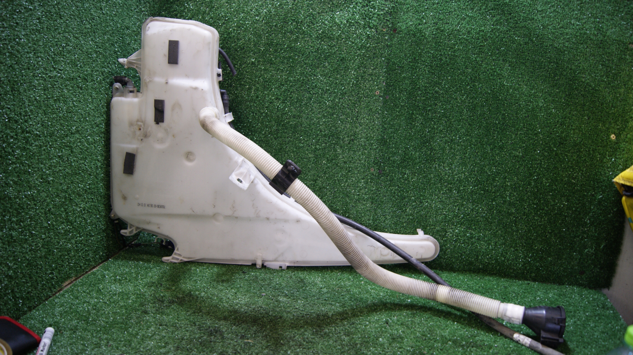 washer fluid tank BMW E88 7229536