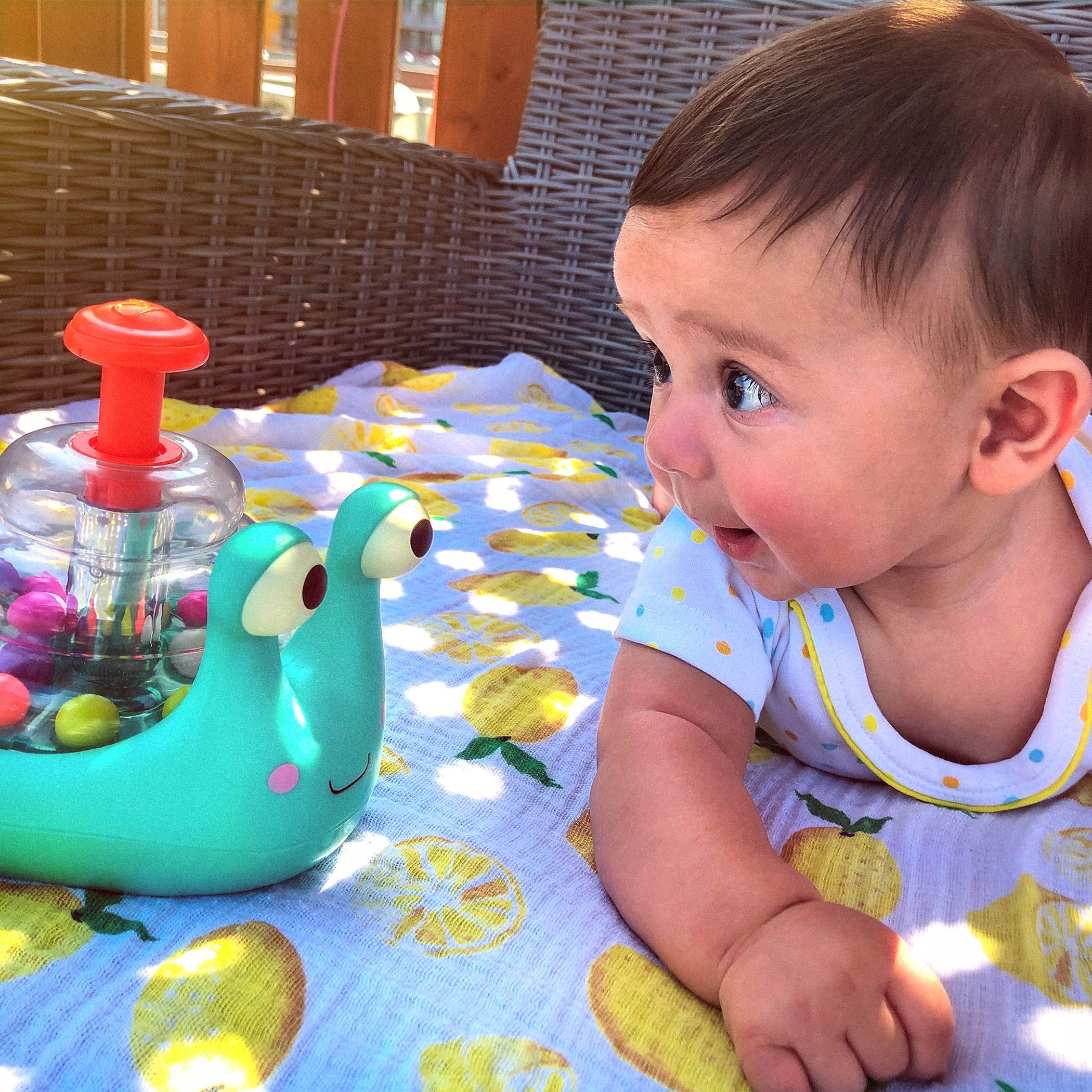 Zabawka do raczkowania ŚLIMAK JEŻDŻĄCY, ŚWIECĄCY, z kulkami B.TOYS Materiał plastik