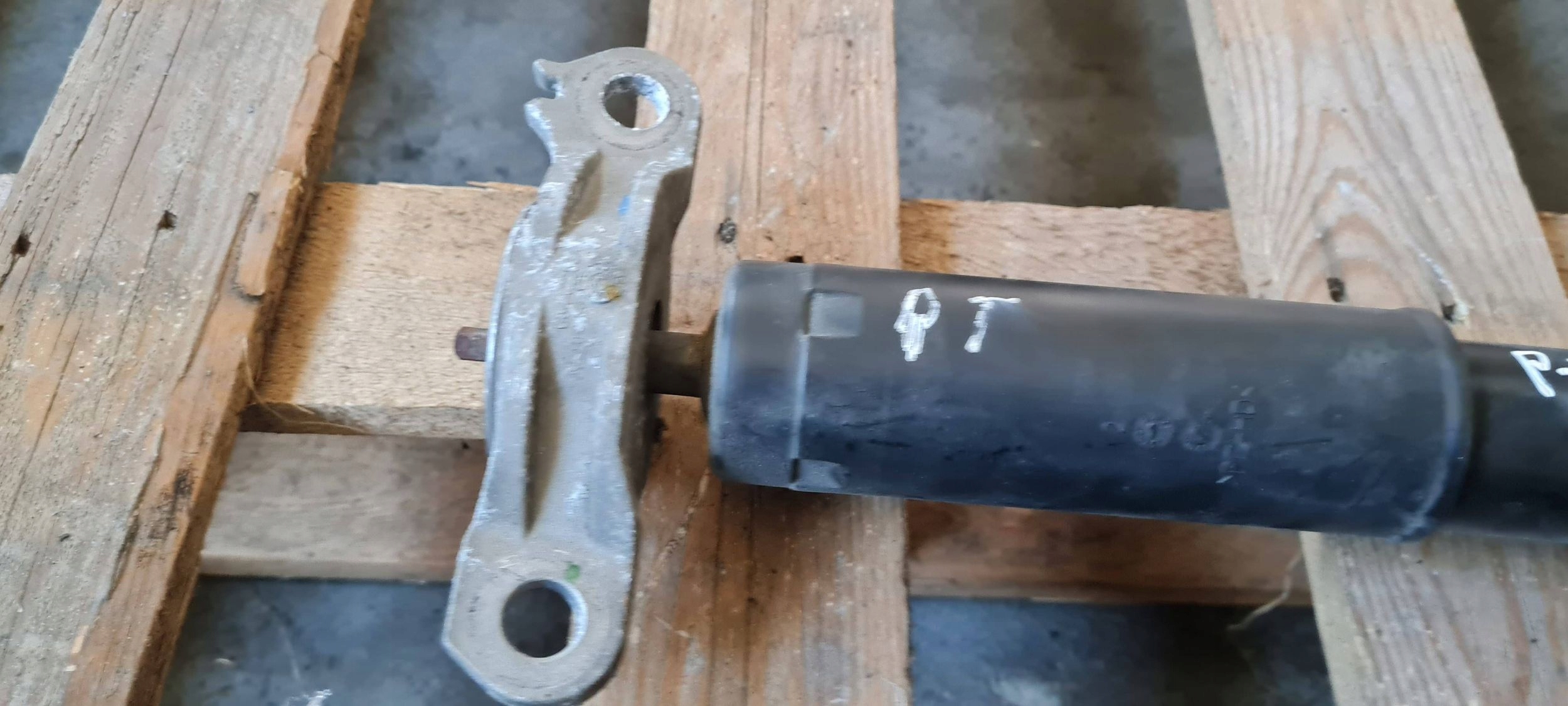 Chrysler Pacifica 2022 shock absorber left right rear part rear 3.6 rear part P68484080AA