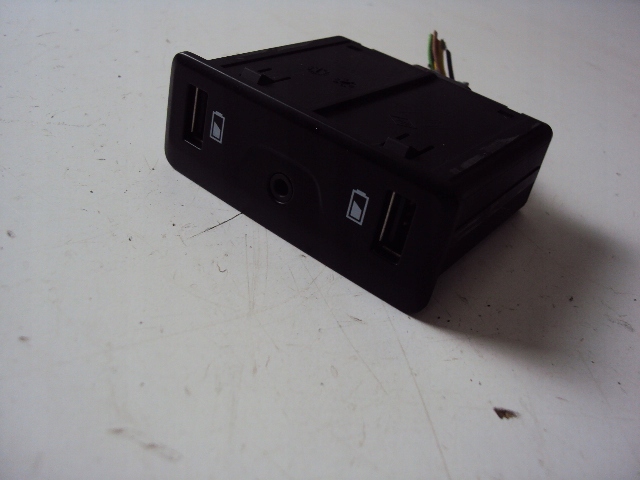 280239684R - РАЗЪЕМ AUX USB RENAULT TALISMAN 2015-