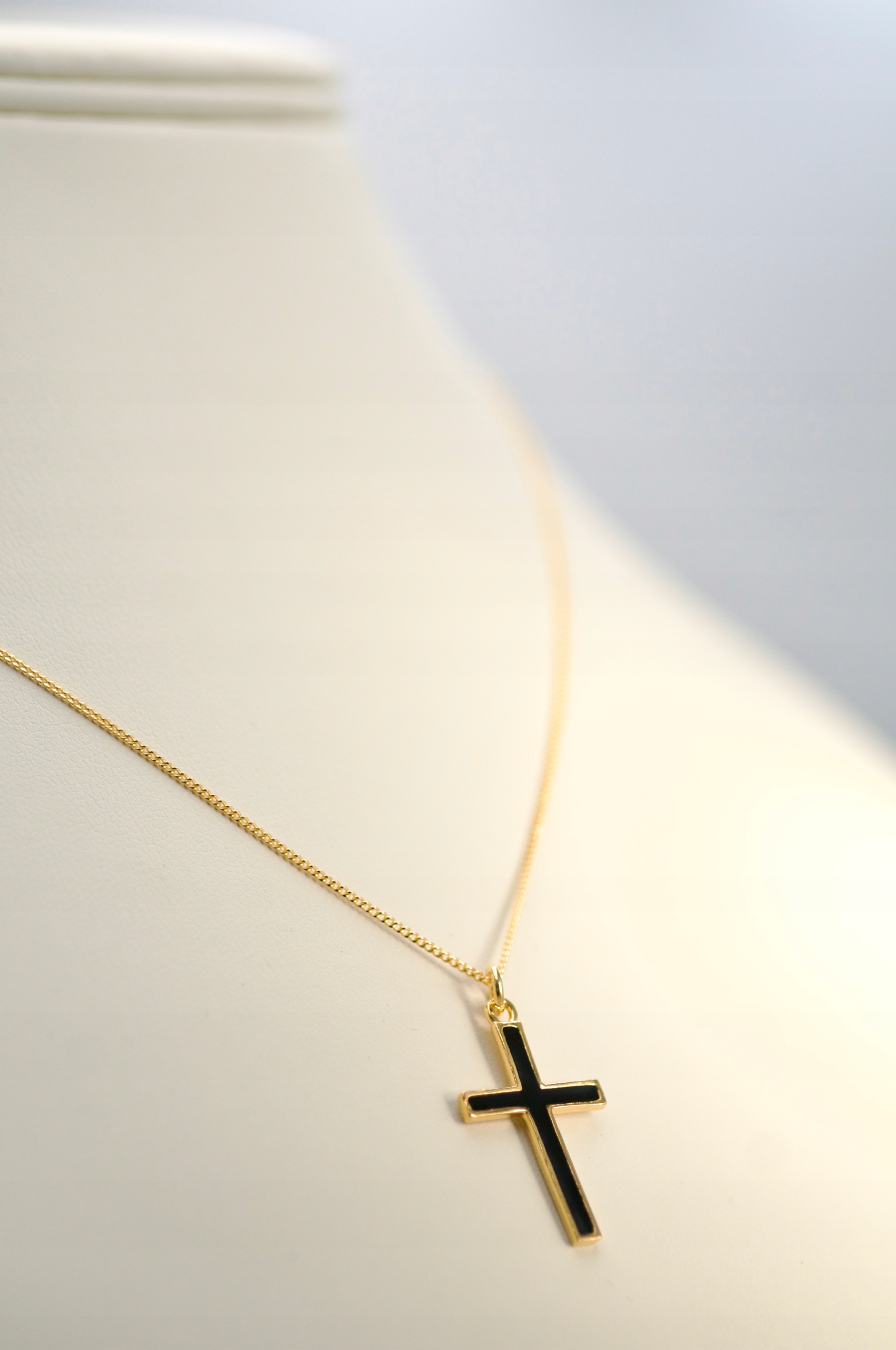 Stříbrný náhrdelník s přívěskem kříž s černou pryskyřicí Dárek ke svatému přijímání