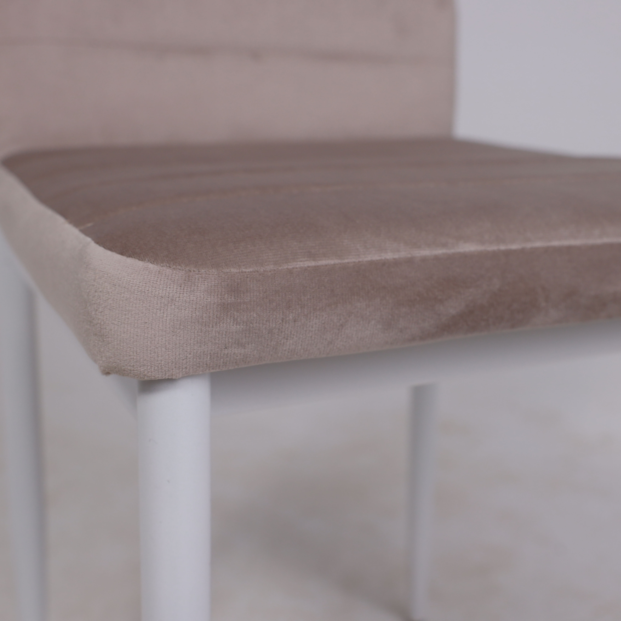 Krzesło TAPICEROWANE salonu toaletki WELUR REMI do jadalni beżowe wygodne Wysokość mebla 97 cm