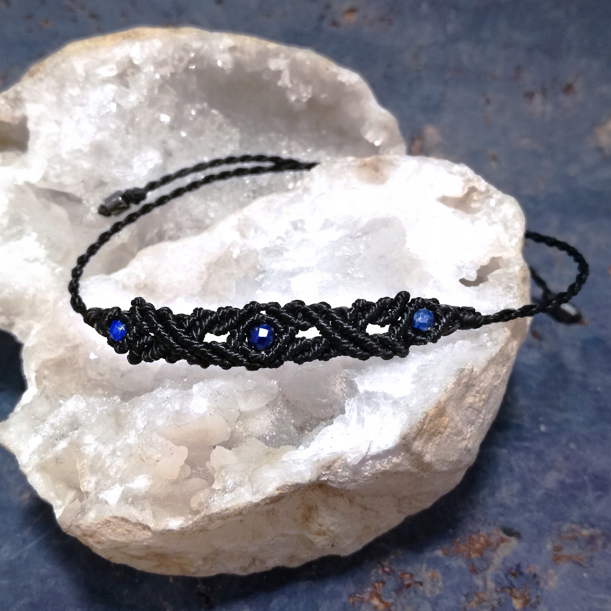 Triáda lapis lazuli v makru černý náramek plenica s kamínky