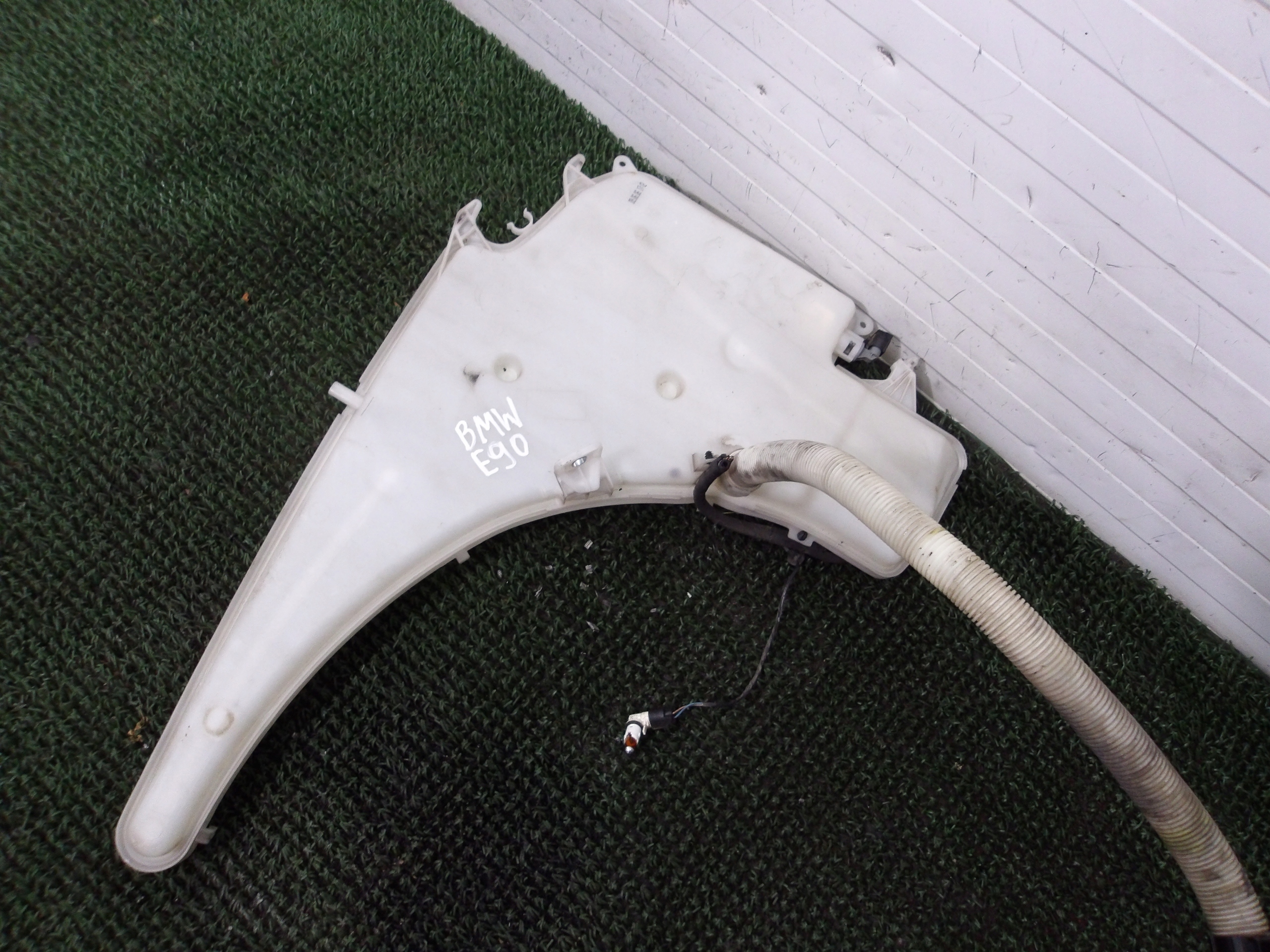 BMW E90 E91 05- washer fluid tank pump OE