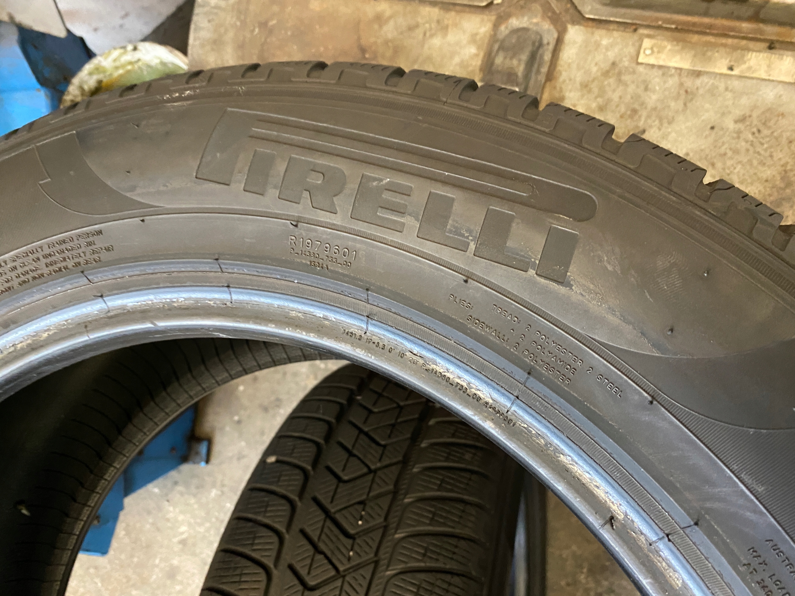 2 tyres winter 235/60R18 Pirelli SCORPION WINTER 6mm
