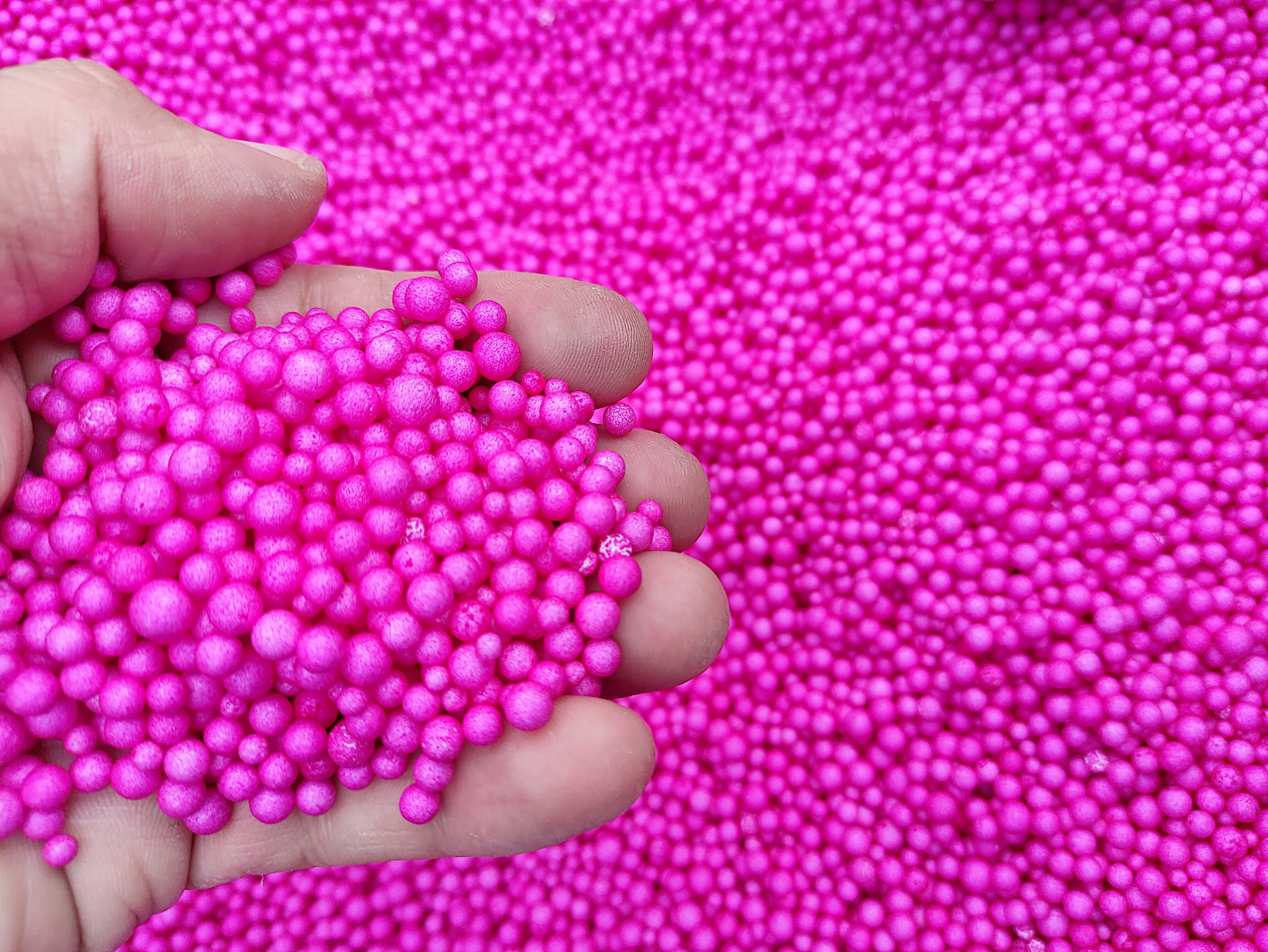 Polystyrénové guličky 2-5 mm na lepenie prázdnych priestorov 1/2 litra