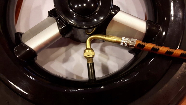 PRZEDŁUŻKA ADAPTER KOŃCÓWKA DO POMPOWANIA KÓŁ OPON ZAWORÓW 8MM 45° EAN (GTIN) 5903317630388