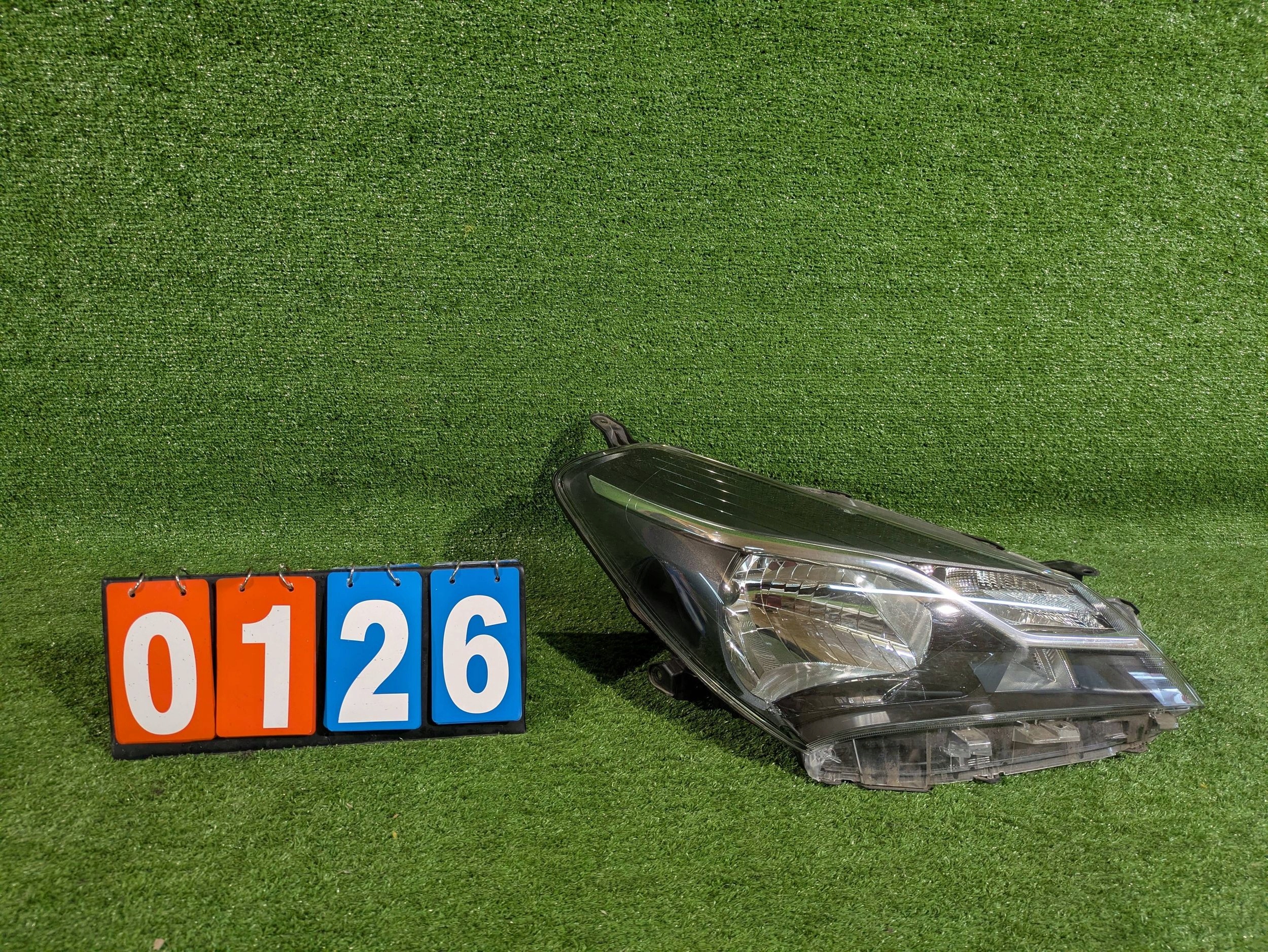 REFLEKTOR right TOYOTA YARIS III LIFT 17- NR.126