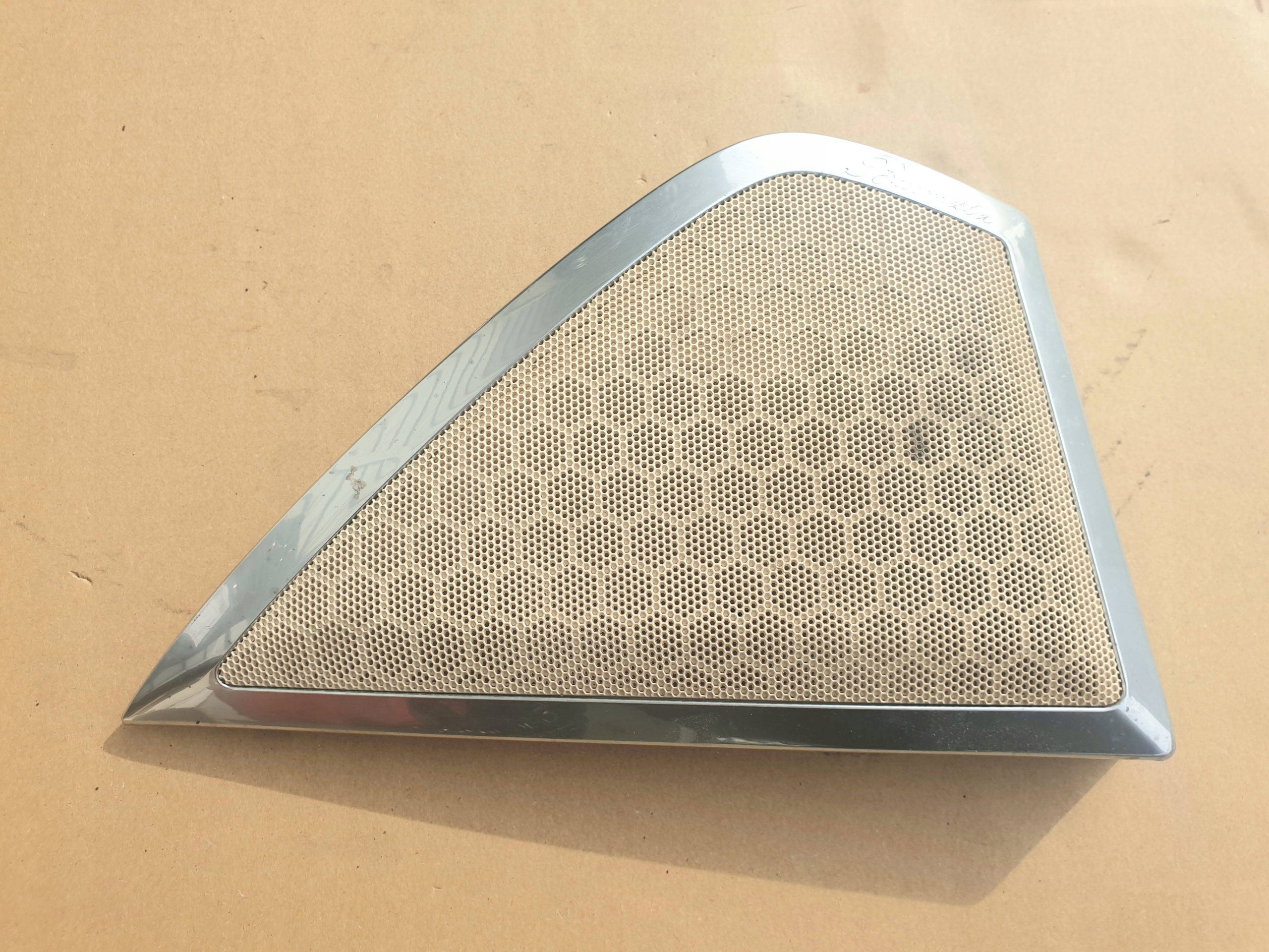 97055565101 - КРЫШКА РЕШЕТКИ ДИНАМИКА ЛЕВАЯ ЗАДНЯЯ PANAMERA 970