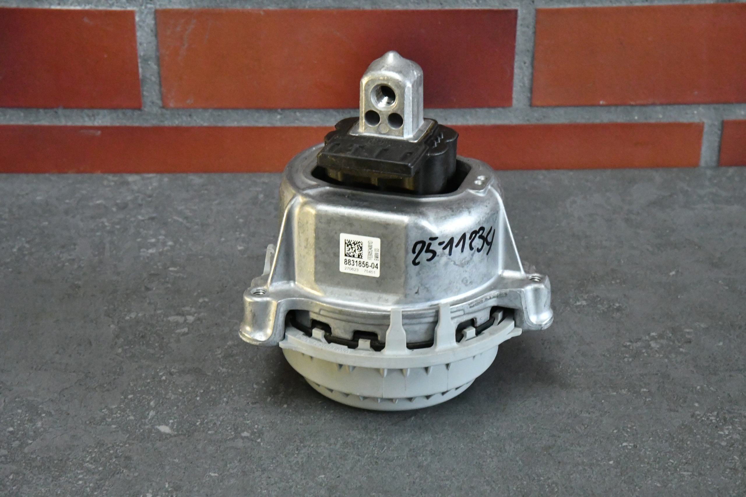engine mount right bearing BMW 5 G60 G61 7464km 8831856