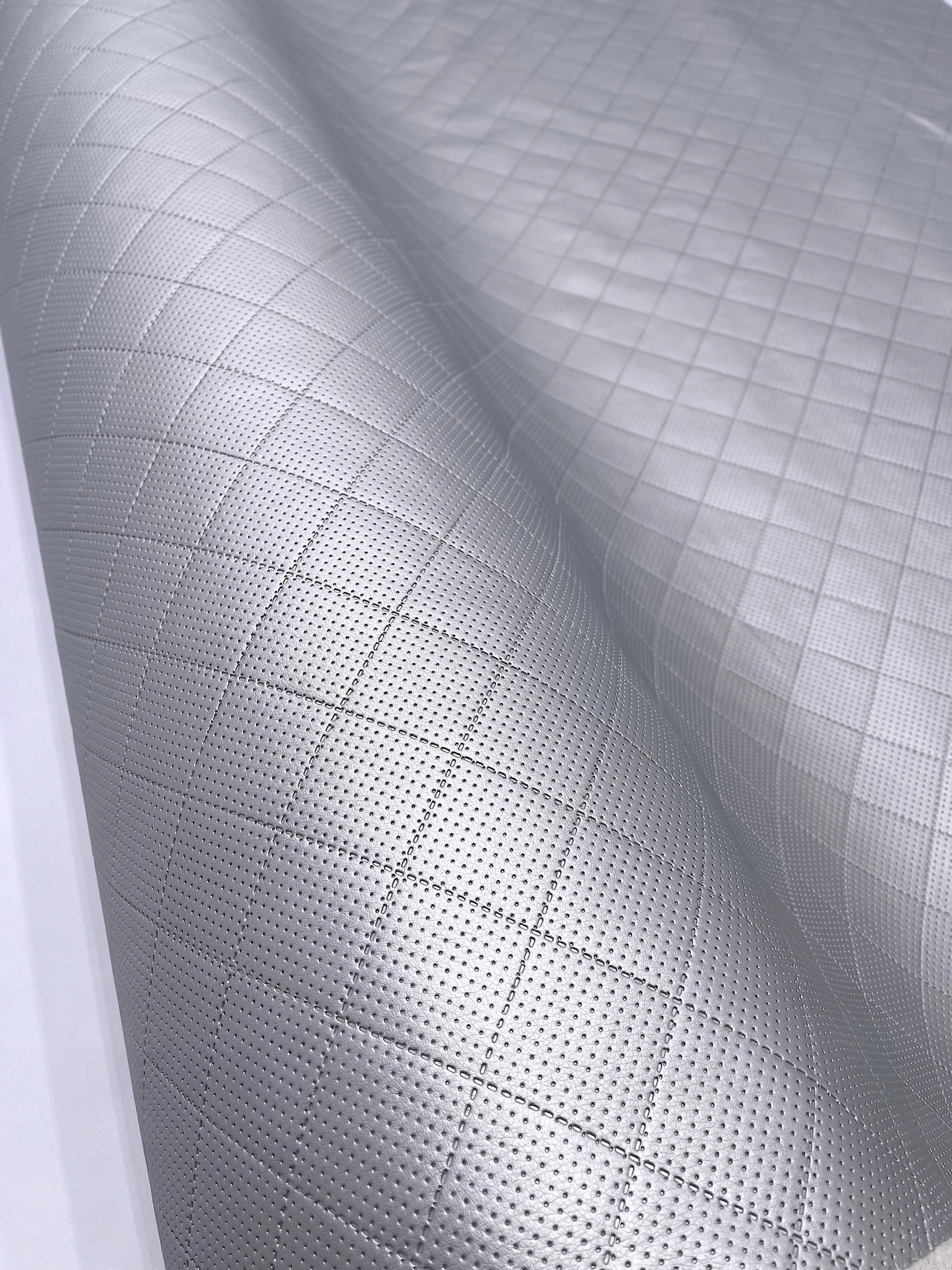 Srebrna GTS 5x5 Perforowana Ekoskóra SOFT Tapicerka samochodowa do aut Stan opakowania oryginalne