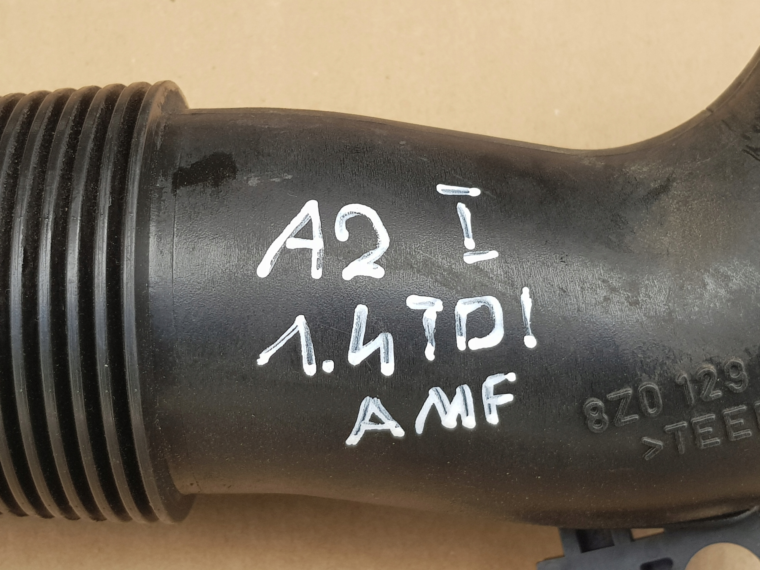 впуск Воздух Двигателя / Audi A2 1.4 tdi 75KM / 8Z0129654L / ИСПРАВНЫЙ