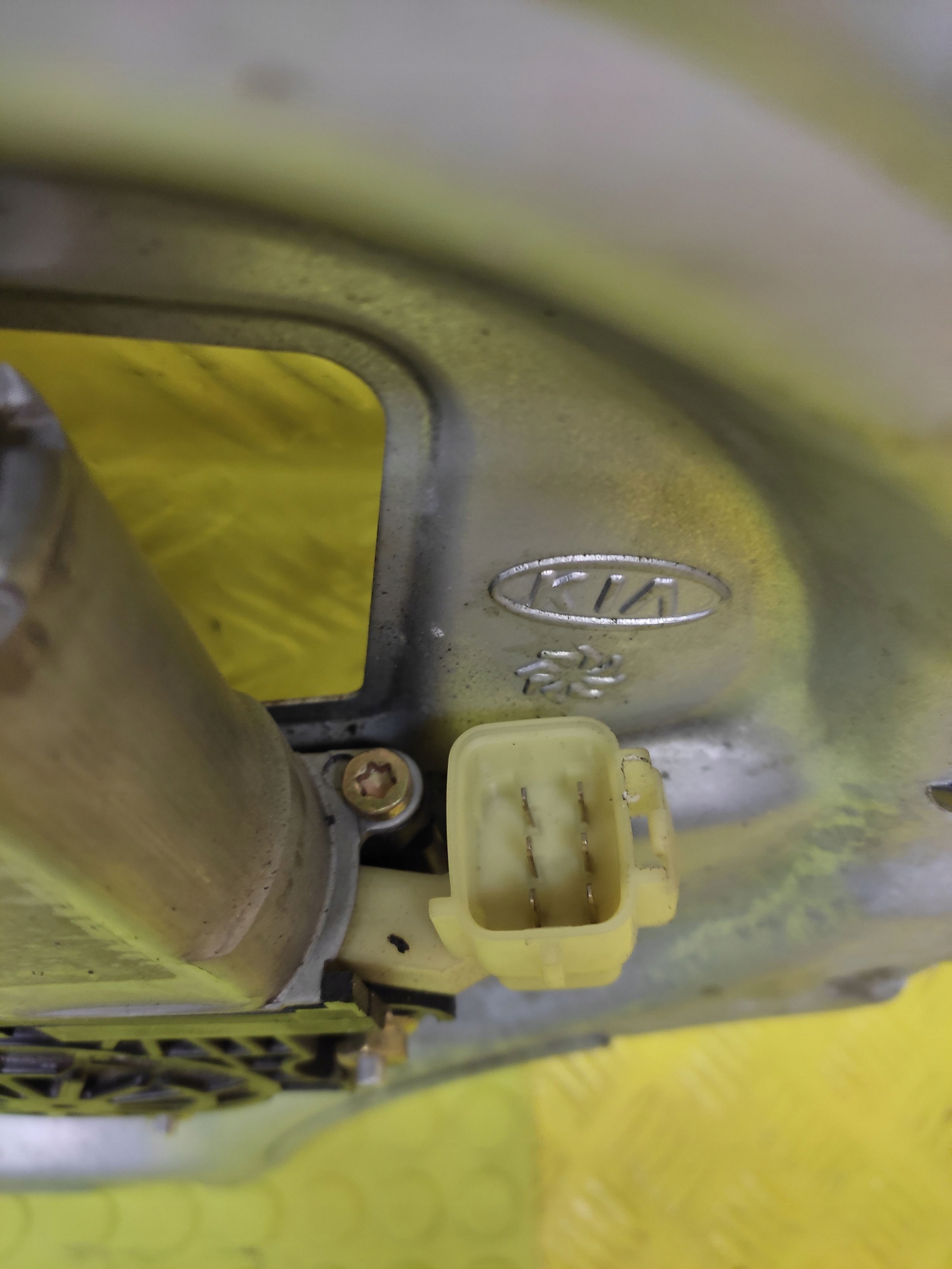 KIA OPIRUS window regulator left front 824703F010