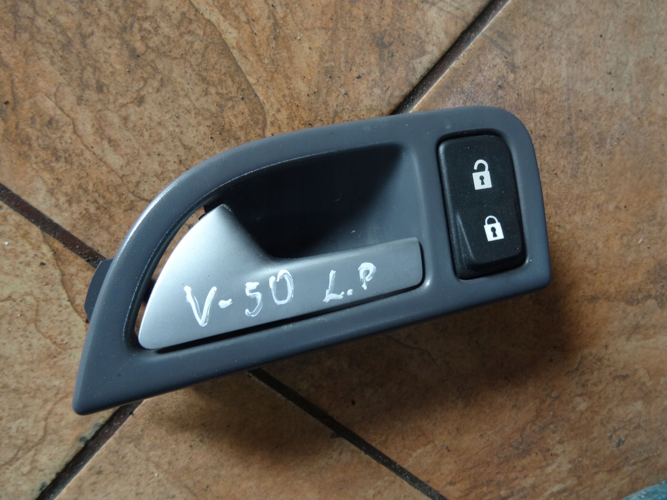 левая передняя ручка двери volvo S40 V50 04-12