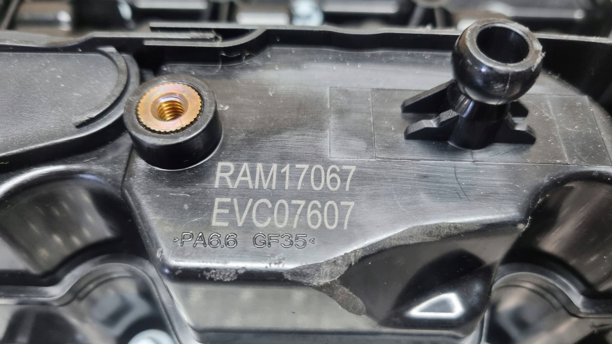 Kryt ventilov 7789395 BMW E90 E91 E60 E61 E70 X3 E83 X6 E71 3.0D