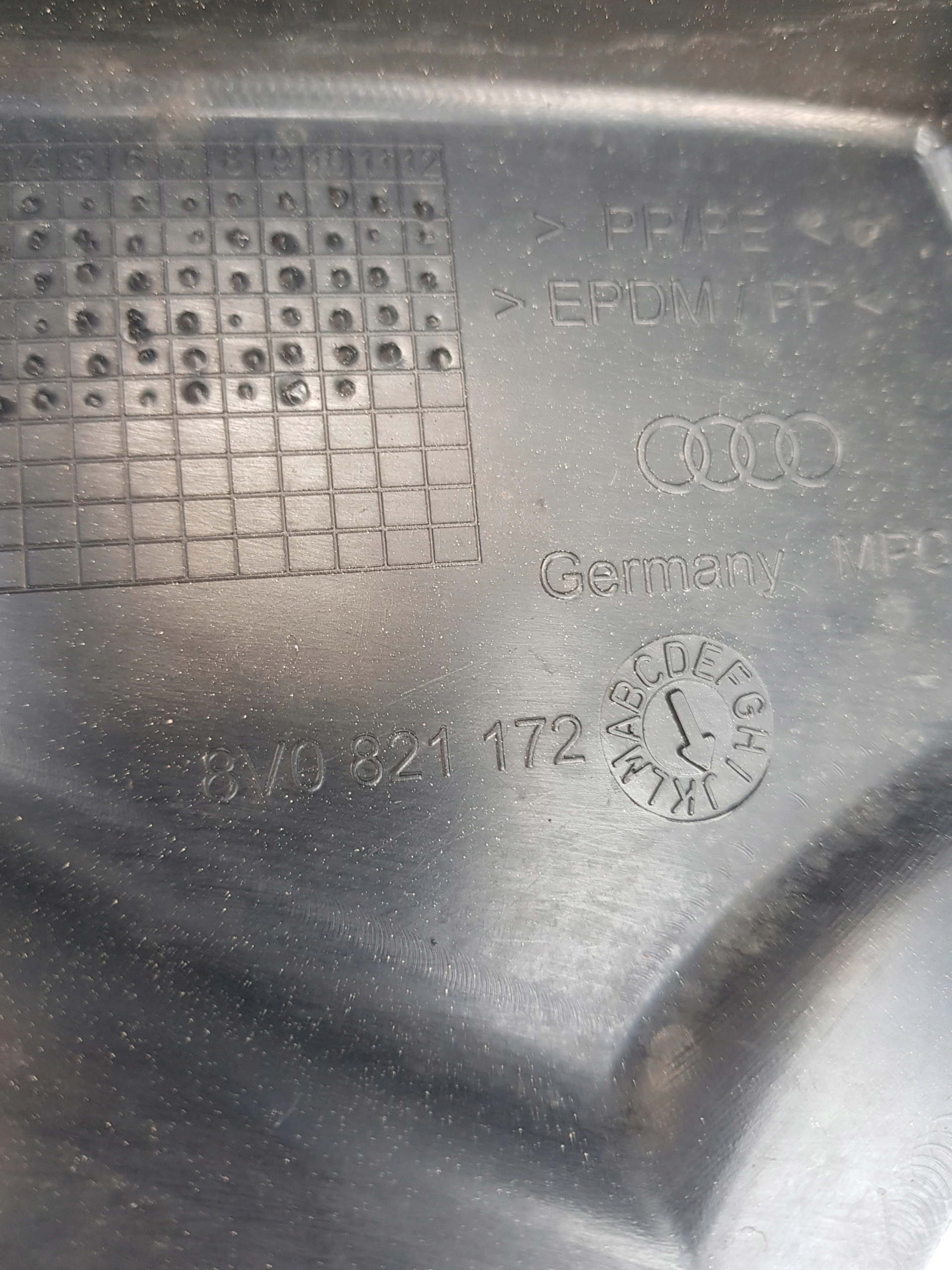 AUDI A3 8V0 NADKOLE PRAWE PRZÓD 8V0821172J Strona zabudowy przednie prawe