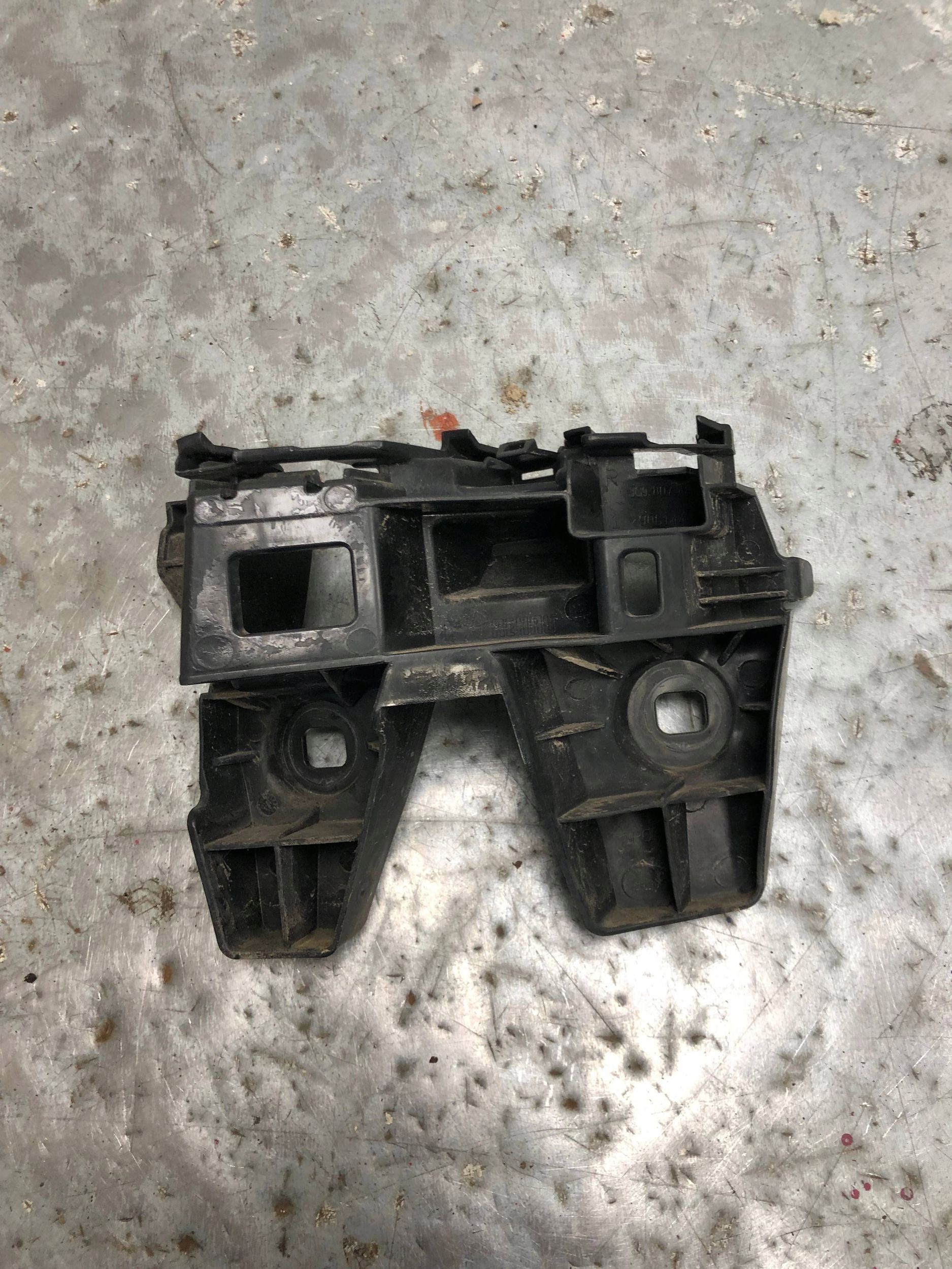 bumper bracket right rear part VW PASSAT B8 KOMBI 3G9807484A