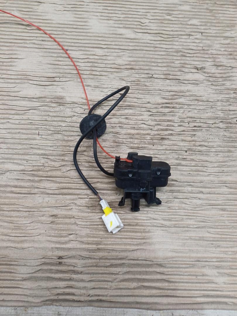 MECHANIZM OTWIERANIA KLAPKI WLEWU PALIWA FIAT 0689800