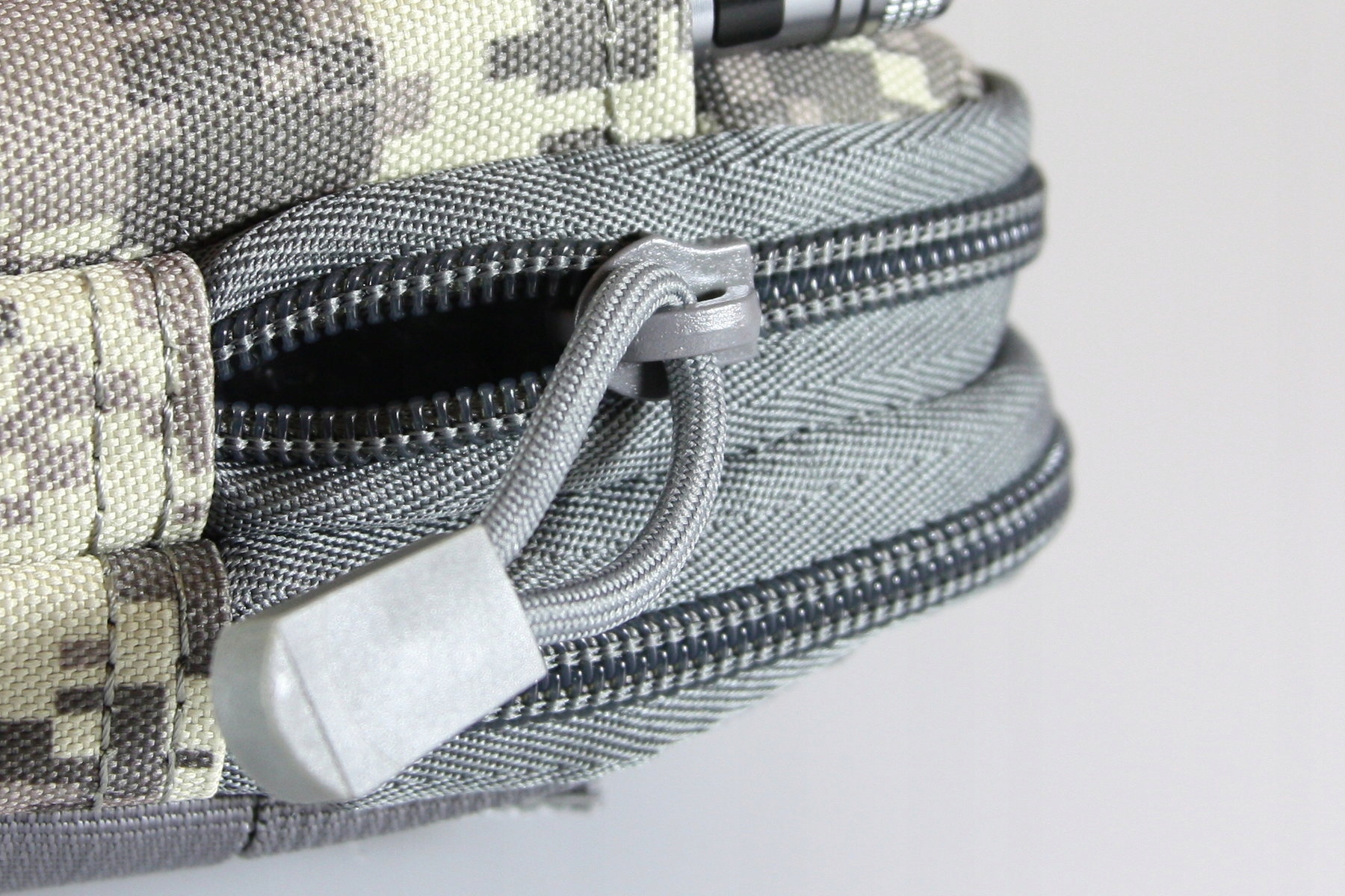 ORGANIZER SASZETKA NERKA WOJSKOWA BIODRÓWKA NA PAS Liczba komór 2