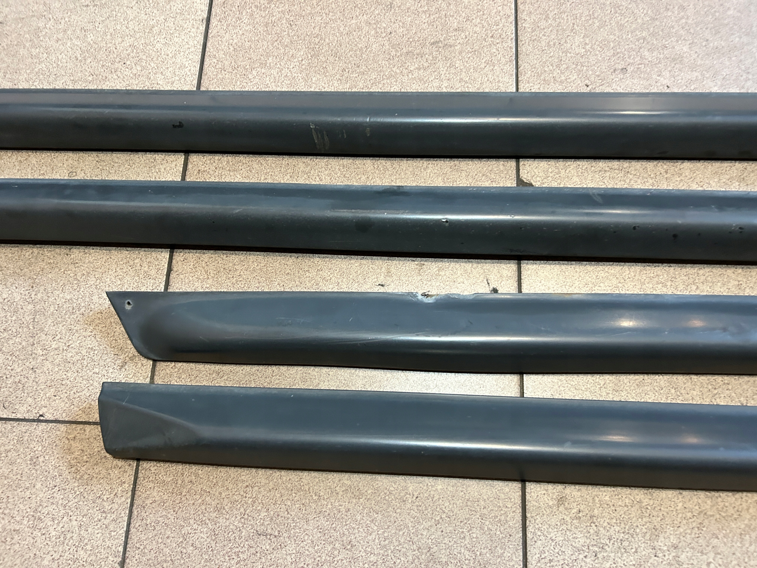 LISTWA LISTWY SZEROKIE DOLNE DRZWI AUDI A6 S6 C5 KOMPLET Kolor czarny