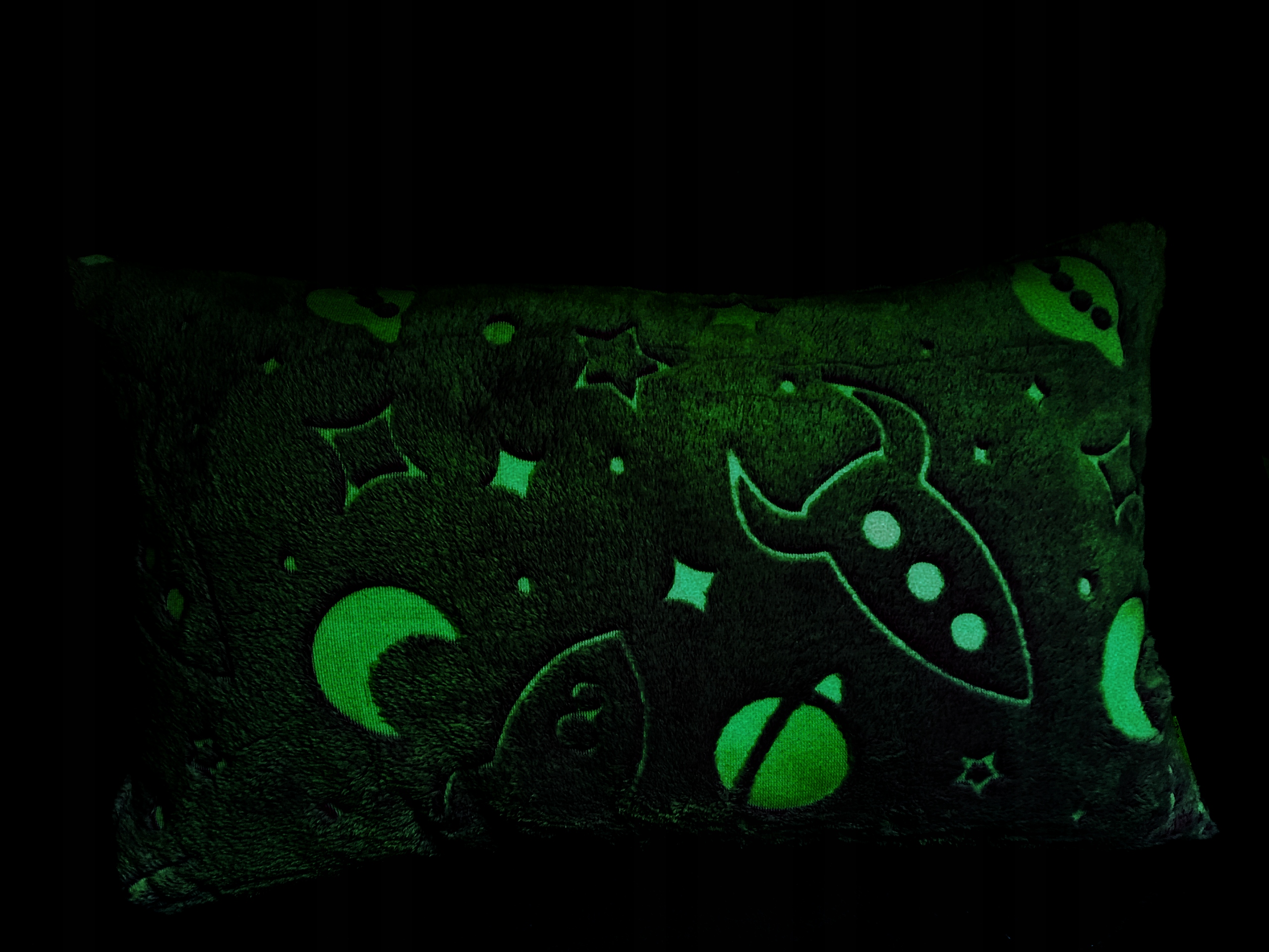 PODUSZKA ŚWIECĄCA W CIEMNOŚCI PLUSZ KOSMOS Szerokość poduszki 33 cm