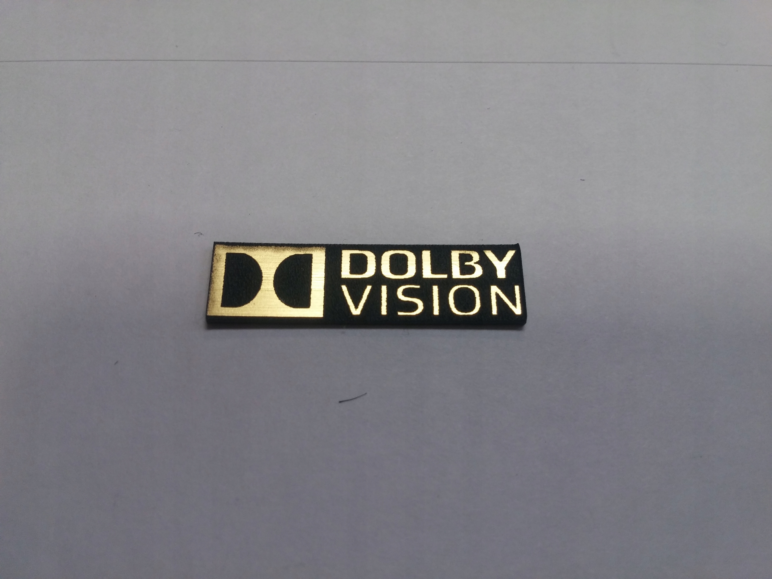 

Dolby Vision naklejka emblemat 30x7 mm * Zlota
