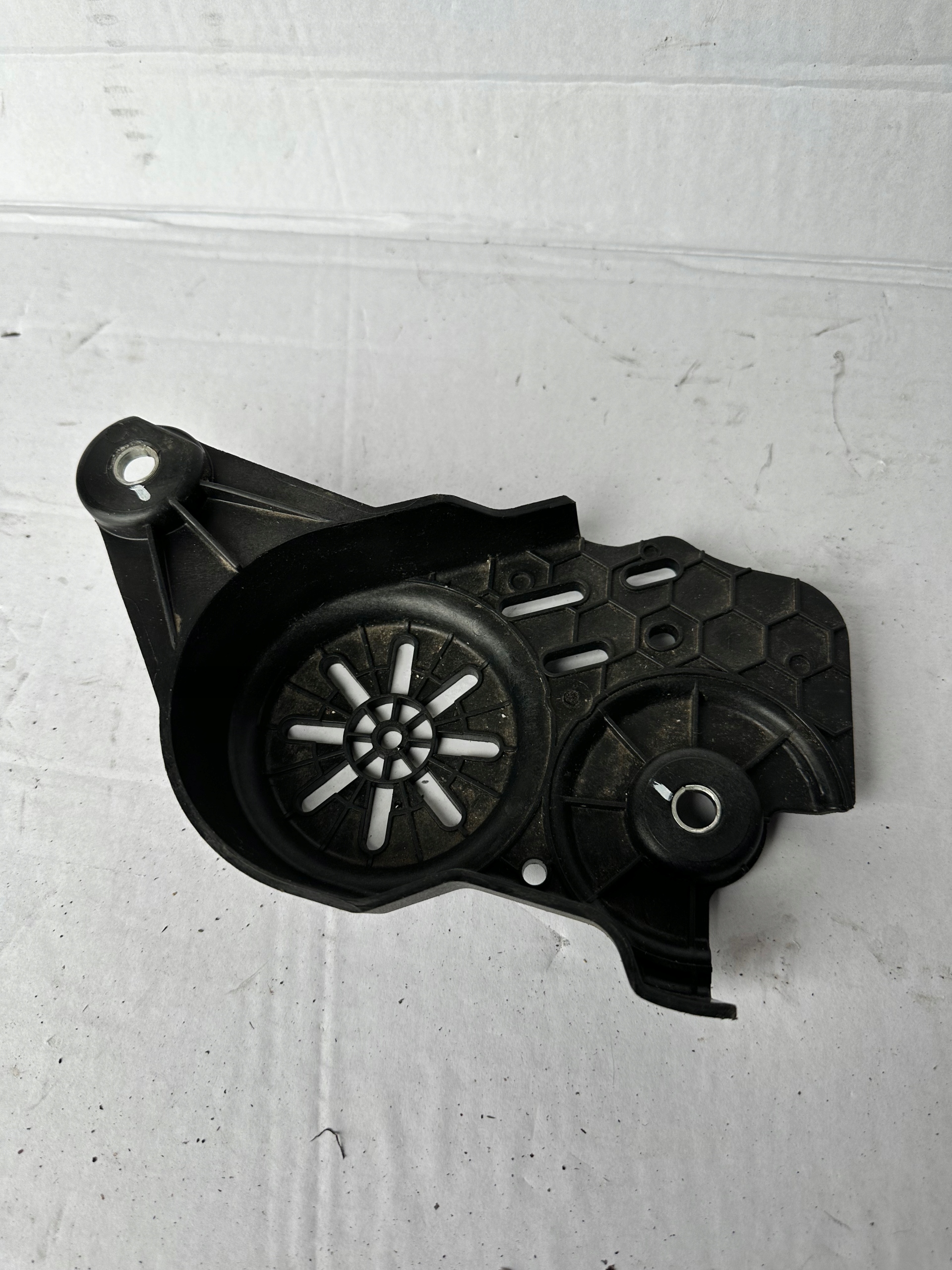 KUGA MK3 OBUDOWA OSŁONA ALTERNATORA HG9C-6A247-AB Numer katalogowy części HG9C-6A247-AB