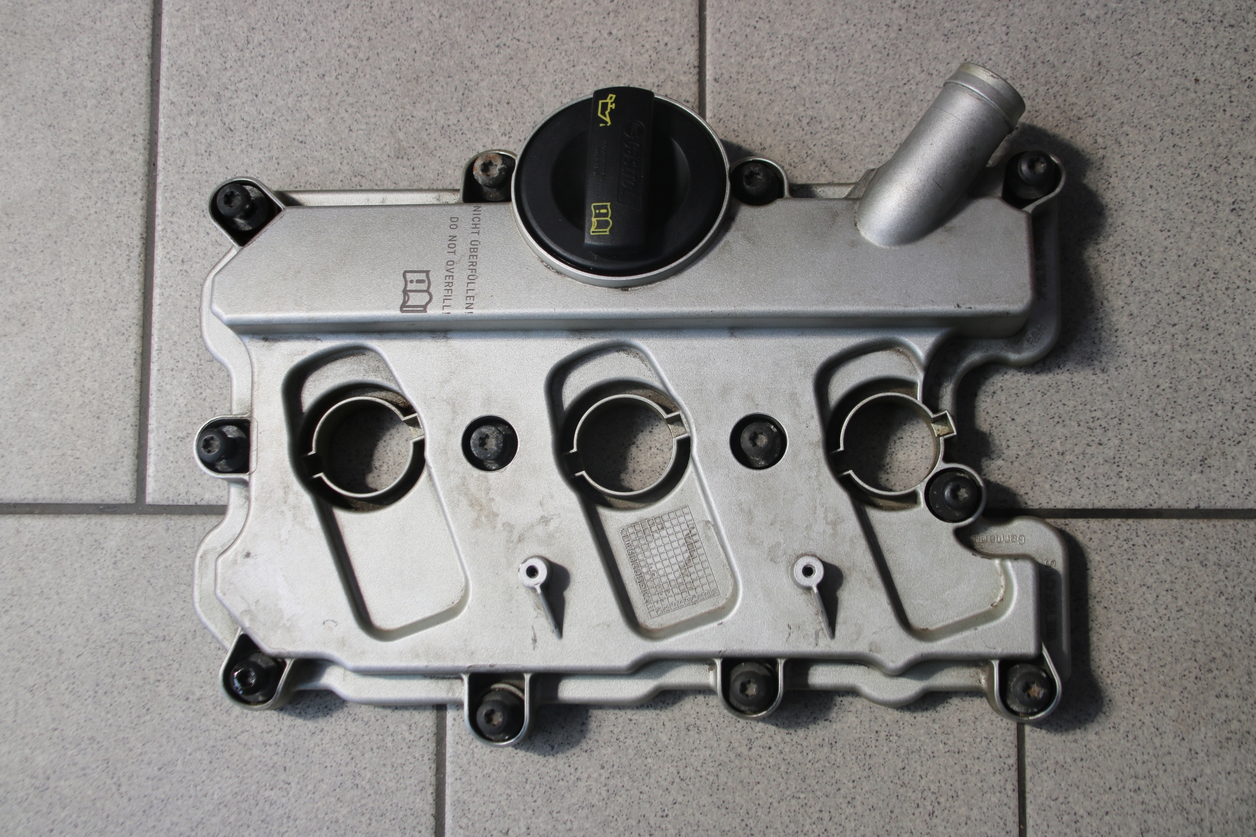 AUDI A4 A6 A8 3,0 TFSI Abdeckung der Ventile 06E103471S