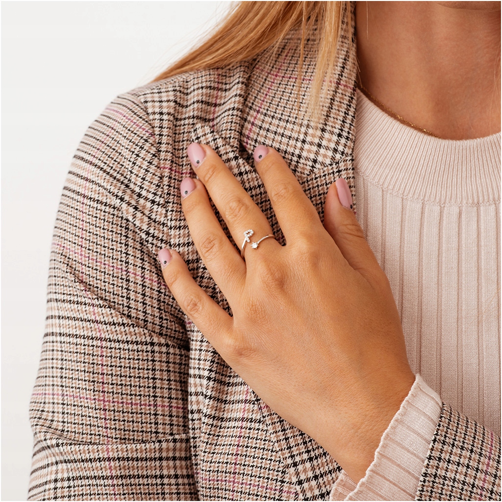 Pierścionek srebrny z literką P z cyrkoniami 925 Marka Blingart