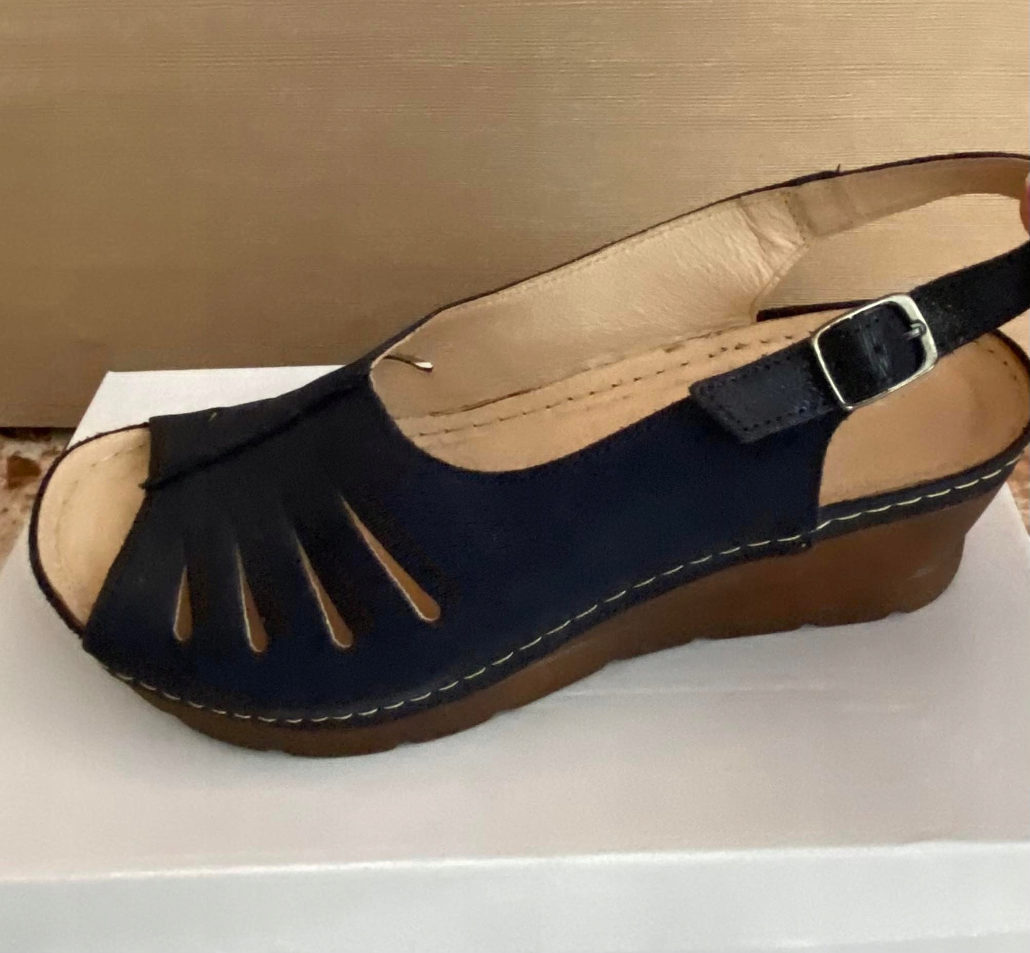 Tmavě modré kožené sandály Janex velikost 39