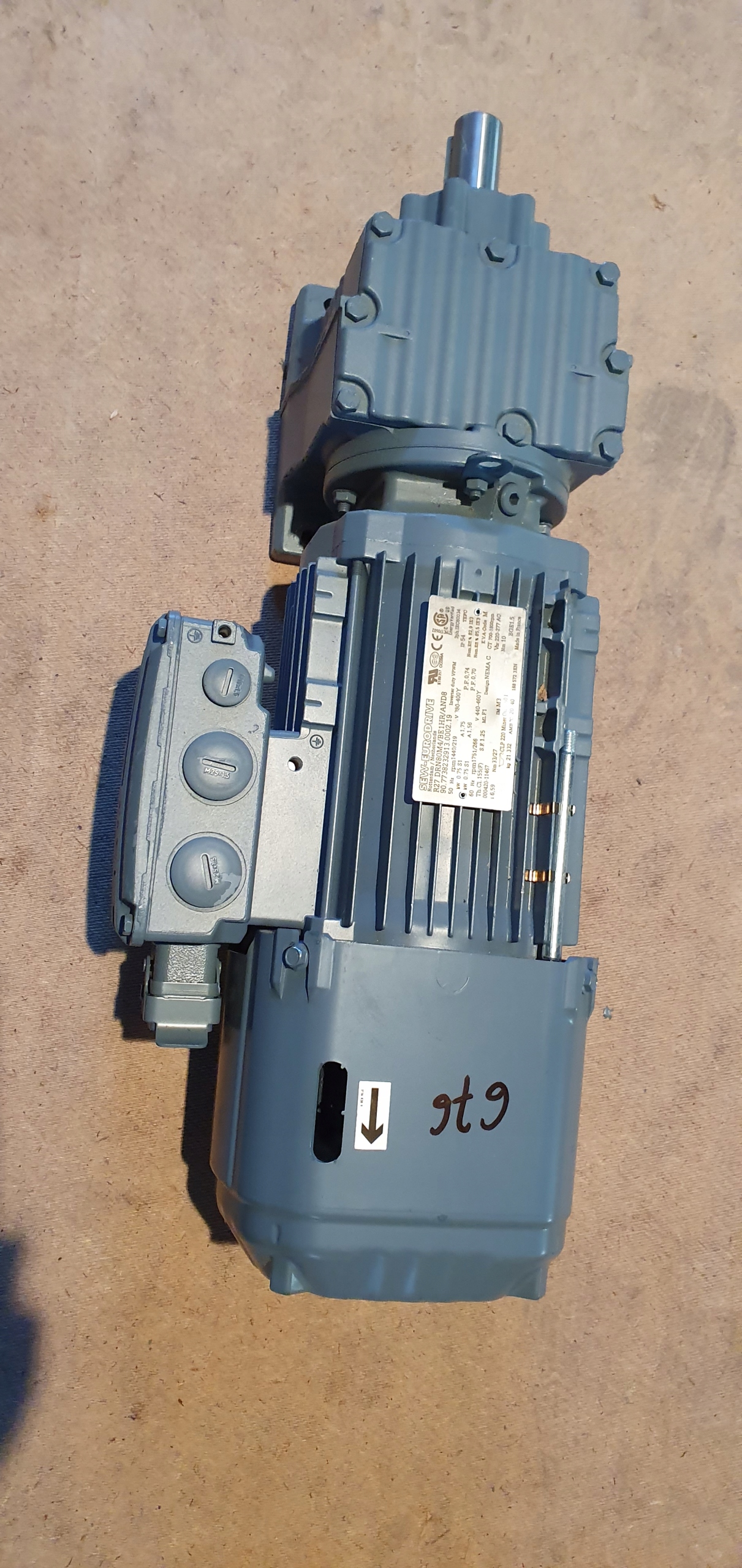 Motoreduktor SEW 0,75kw 219 obr/min Hamulec Kod producenta R27 DRN80M4/BE1HR/AND8