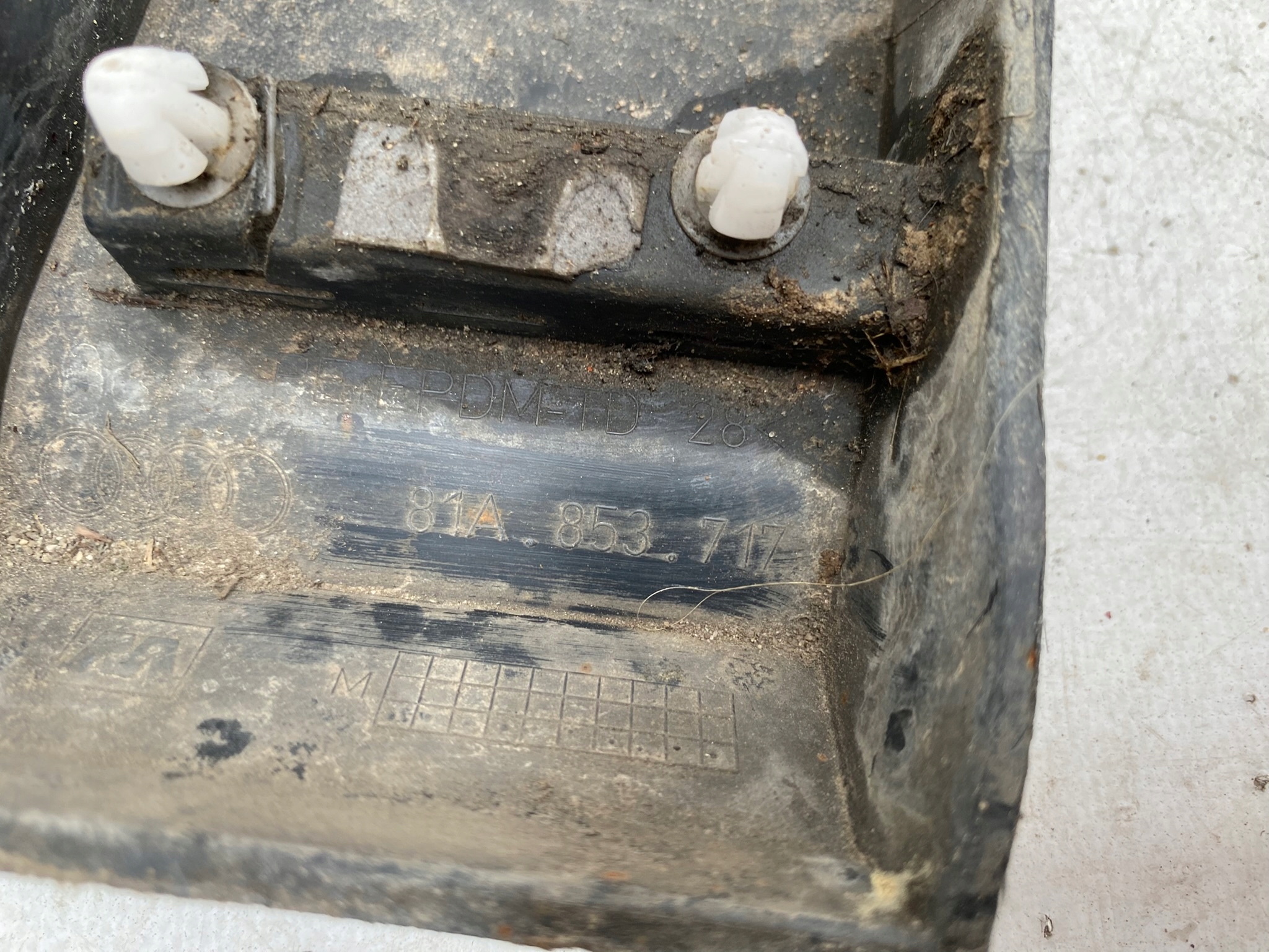 AUDI Q2 81A 16- lišta krytka blatníku levý předek 81A853717A