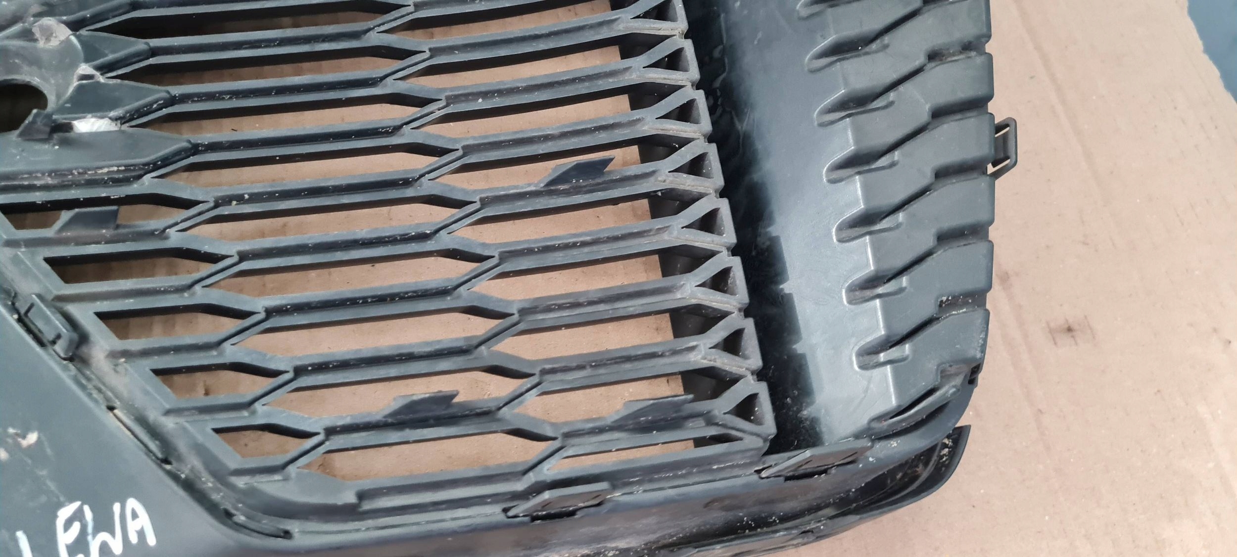 SQ8 4M Q8 grid of a bumper left left front SLINE 4M8807681A