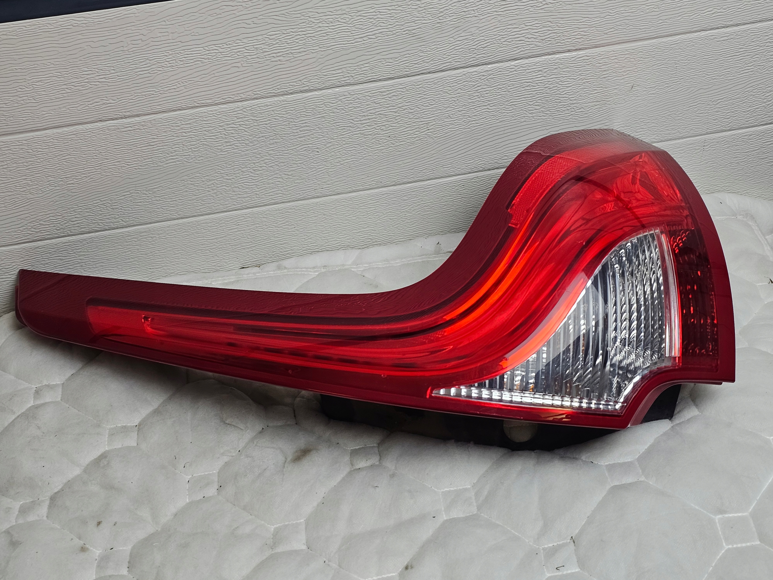 LAMPA REFLEKTOR TYL TYLNA EUROPA PRAWY PRAWA VOLVO XC60 31323035