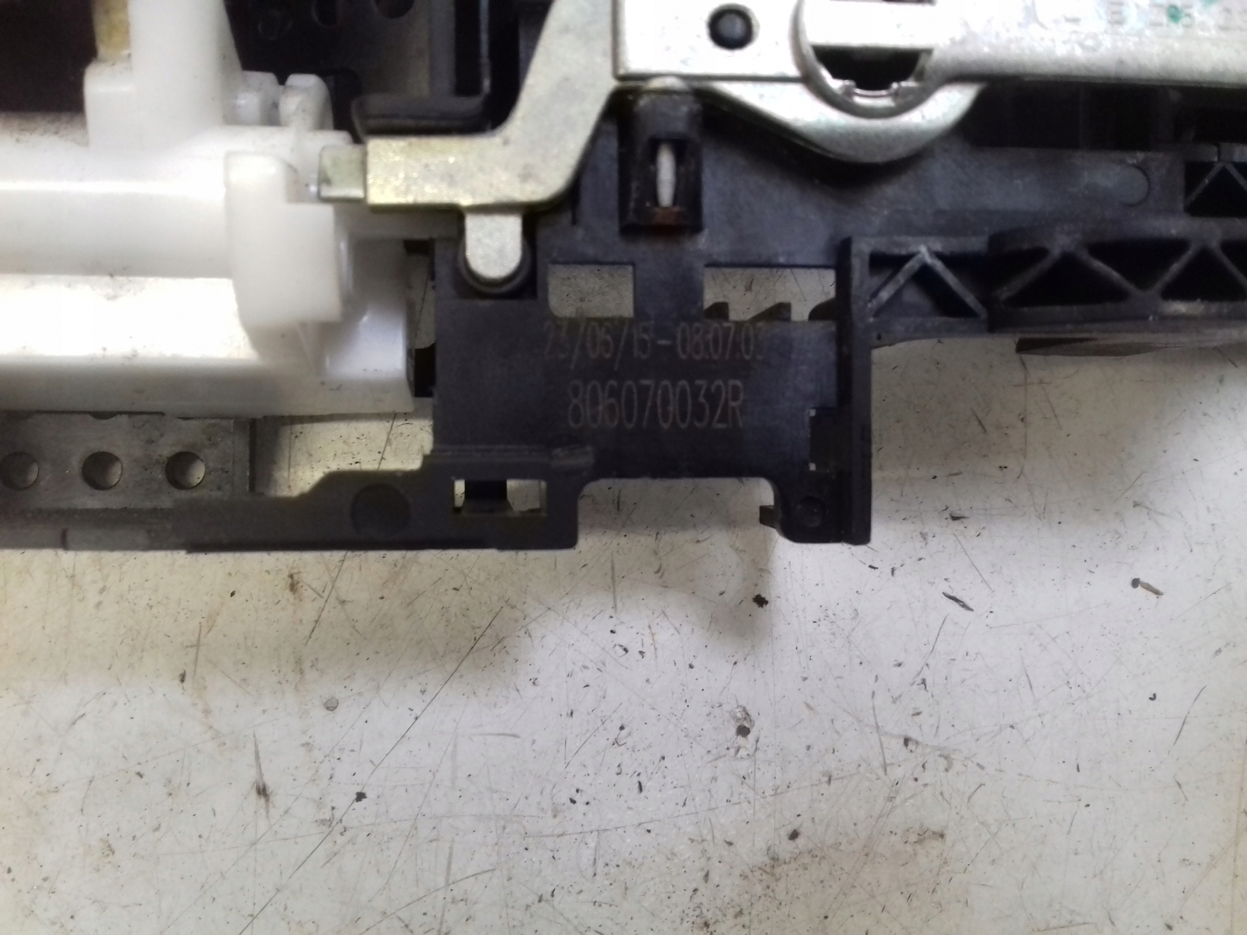 handle left front DV369 Renault Megane III