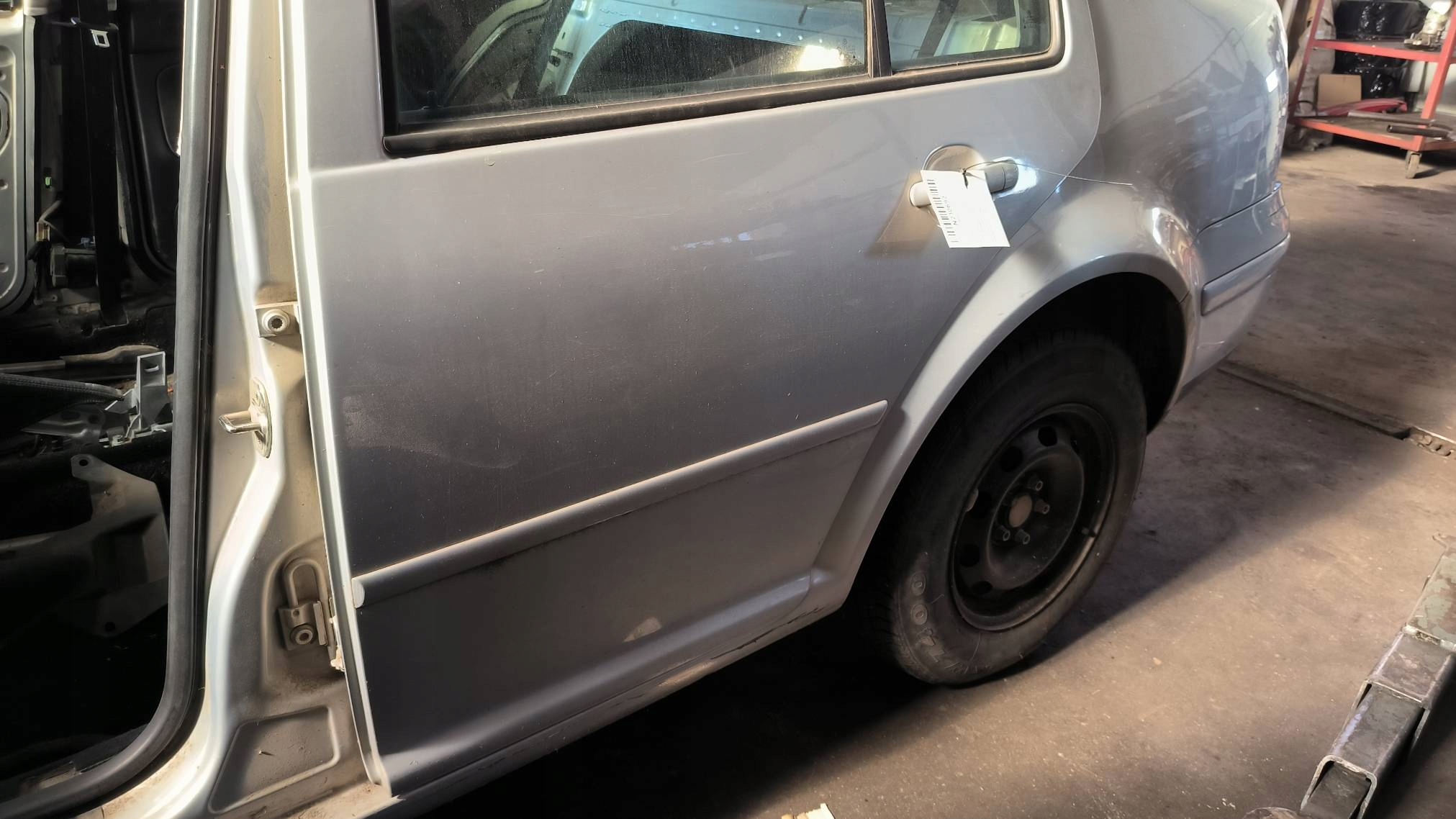 Tür links heck LB7Z VOLKSWAGEN BORA Sedan