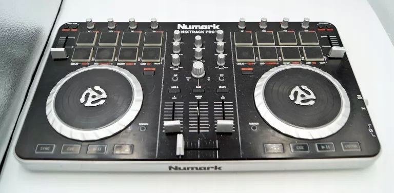 KONSOLA NUMARK MIXTRACK PRO