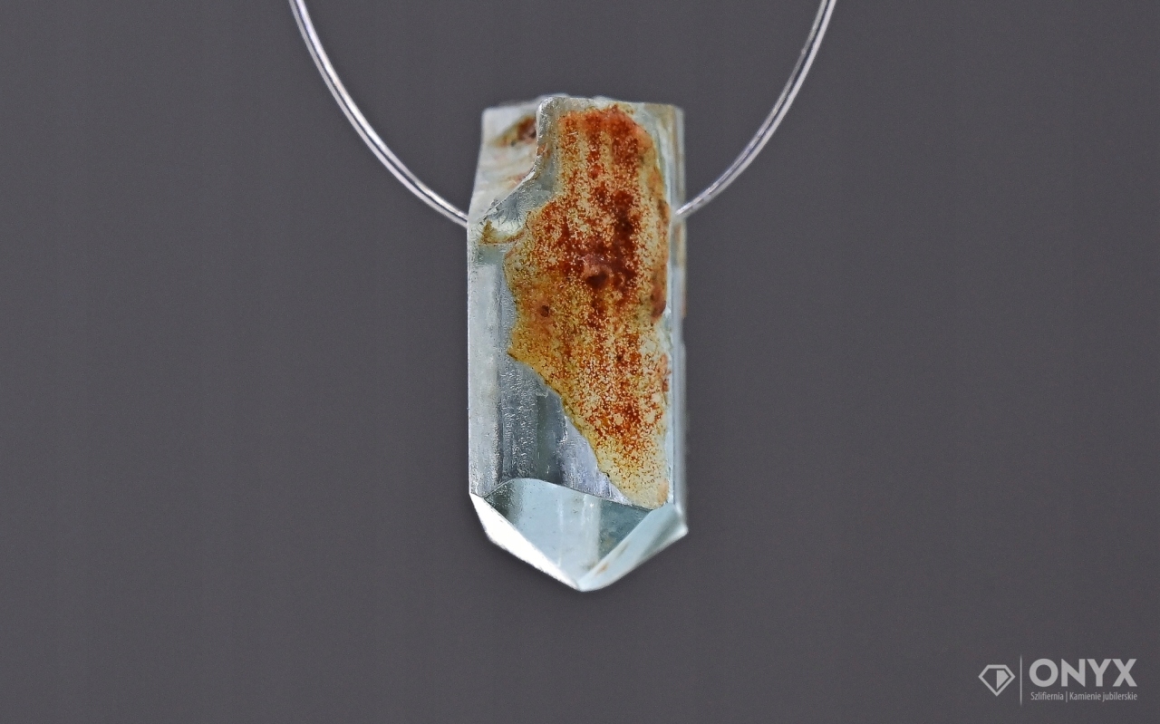 Akvamarín provrtaný přírodní křišťál 11x7 mm