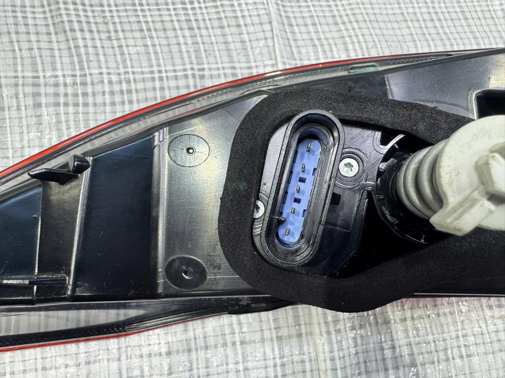 фонарь правый MASERATI GRECALE 670157329