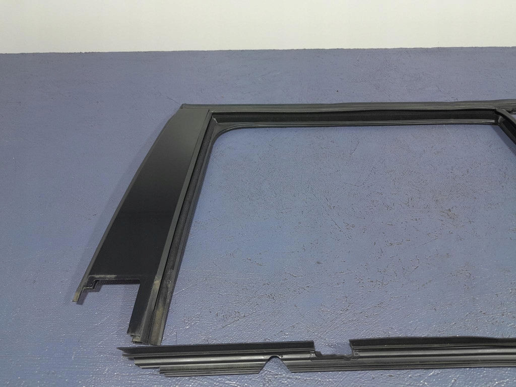 MERCEDES E W213 SEDAN USZCZELKA PROWADNICA SZYBY DRZWI TYŁ LEWY Numer katalogowy części 01