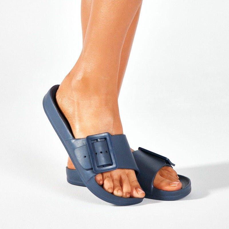 KLAPKI DAMSKIE BIG STAR NA PLAŻE BASEN PO DOMU Wzór dominujący logo