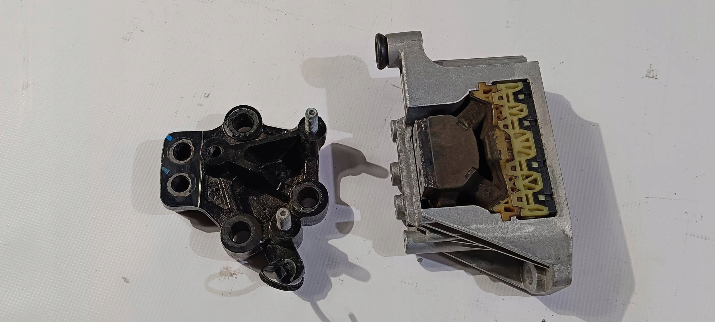 holder holder bracket engine mount Chrysler Pacifica Hybrid 2021