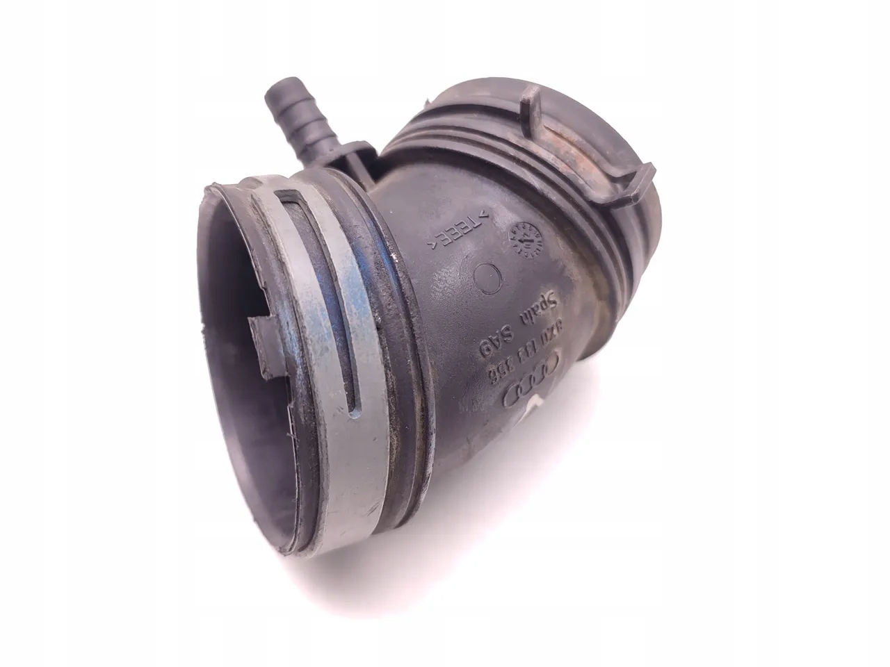 труба Воздух Audi A2 1.6 8Z0133356