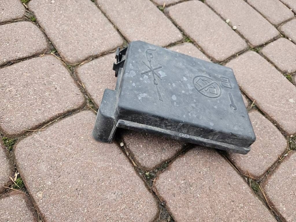 Gehäuse Blende Abdeckung des Sicherungskastens Opel Corsa E 39068001