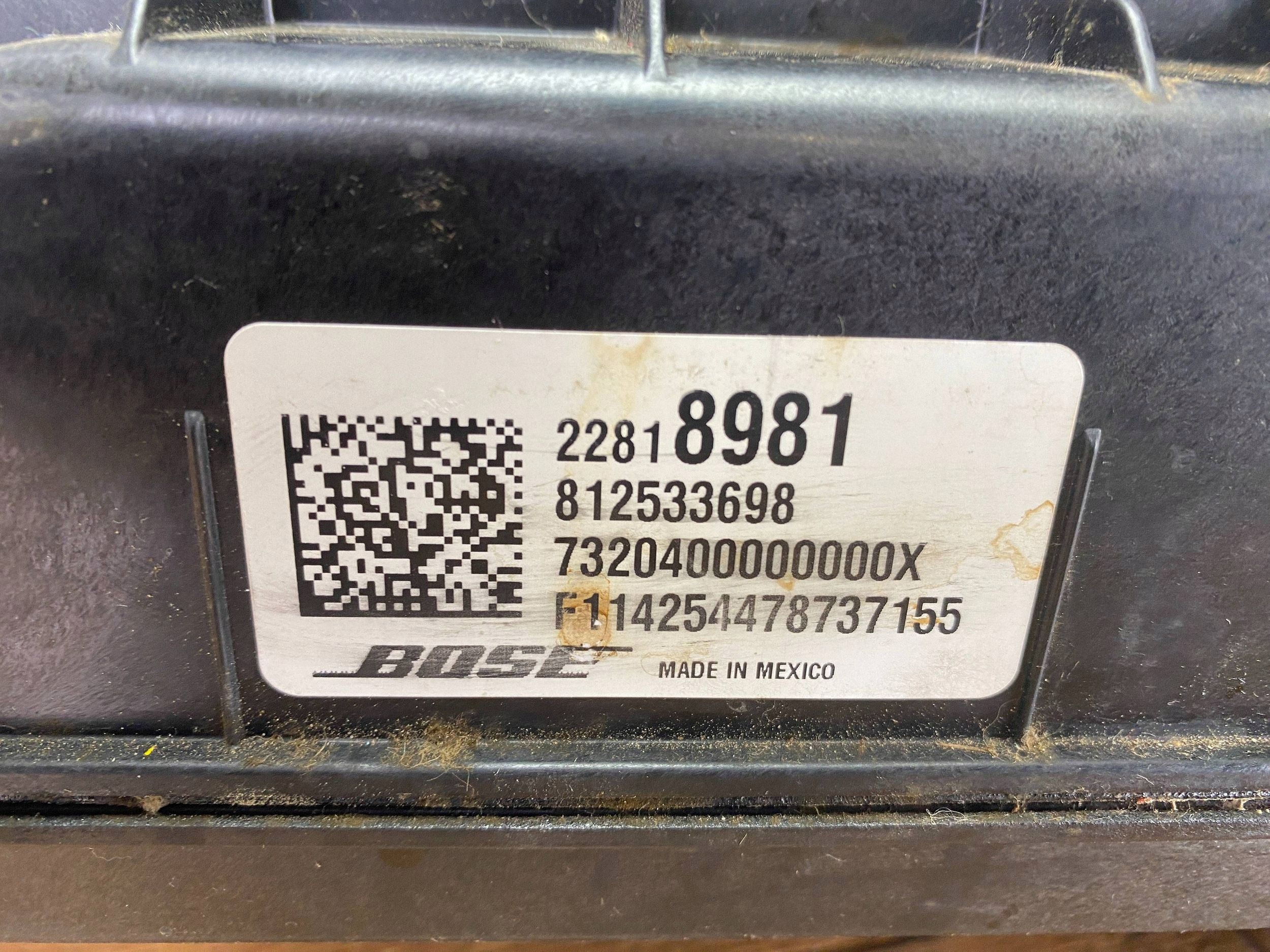 Subwoofer Cadillac Escalade IV 2015+