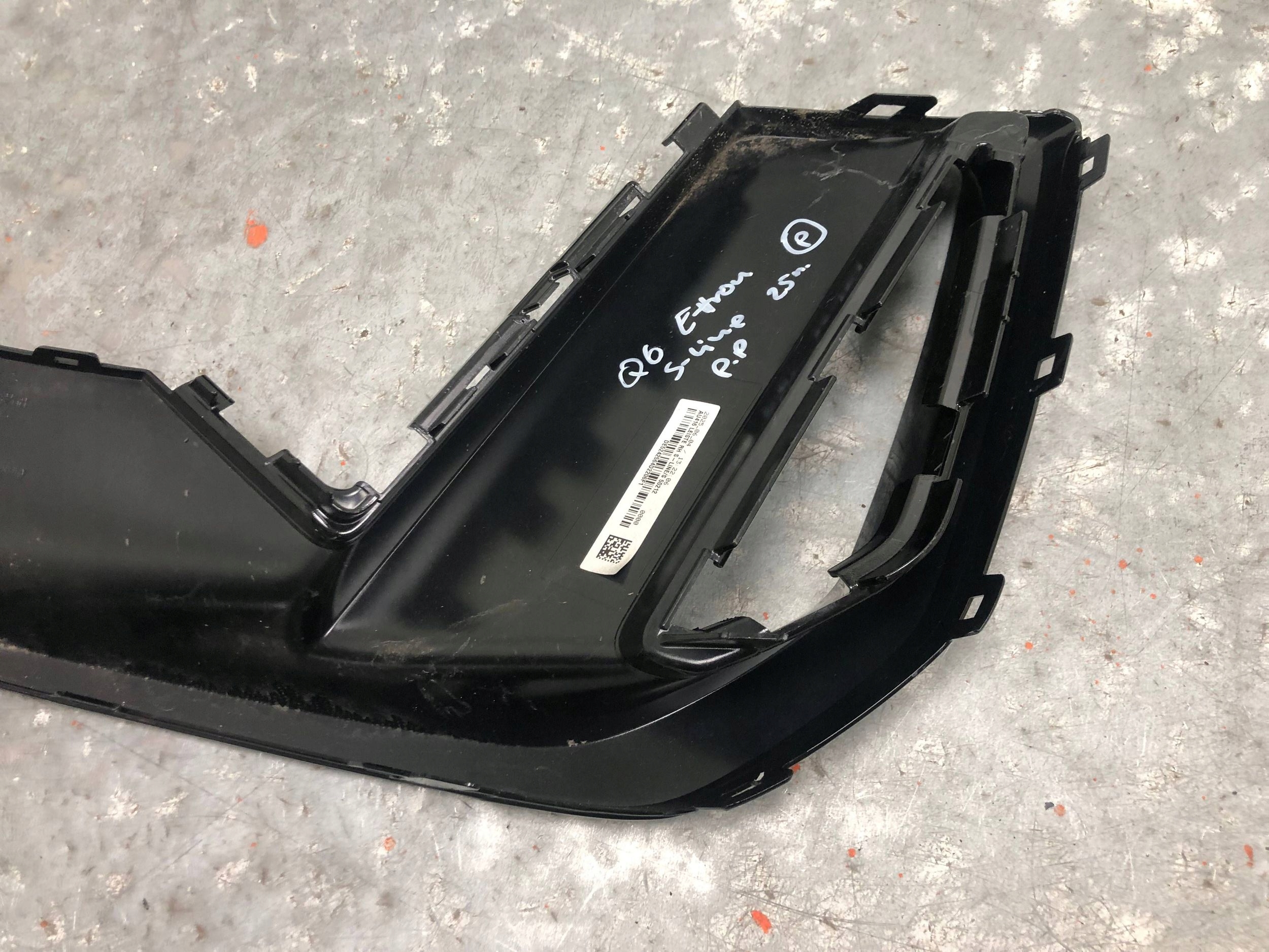 grid of a bumper right front S-LINE AUDI Q6 E-TRON 85H807968