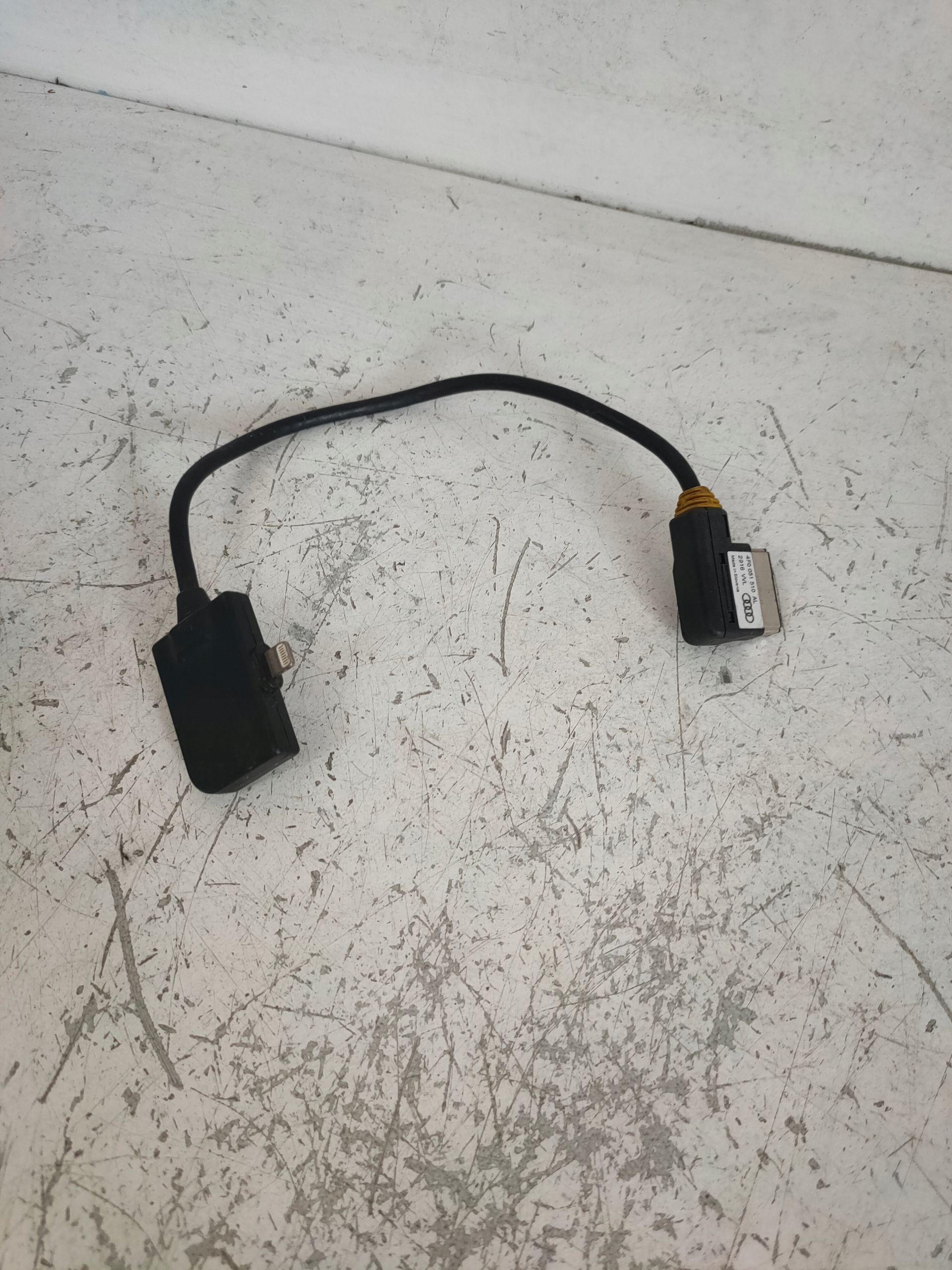 0390243009 - Кабель Lightning iPhone IPOD USB AUDI 4F0051510 AL