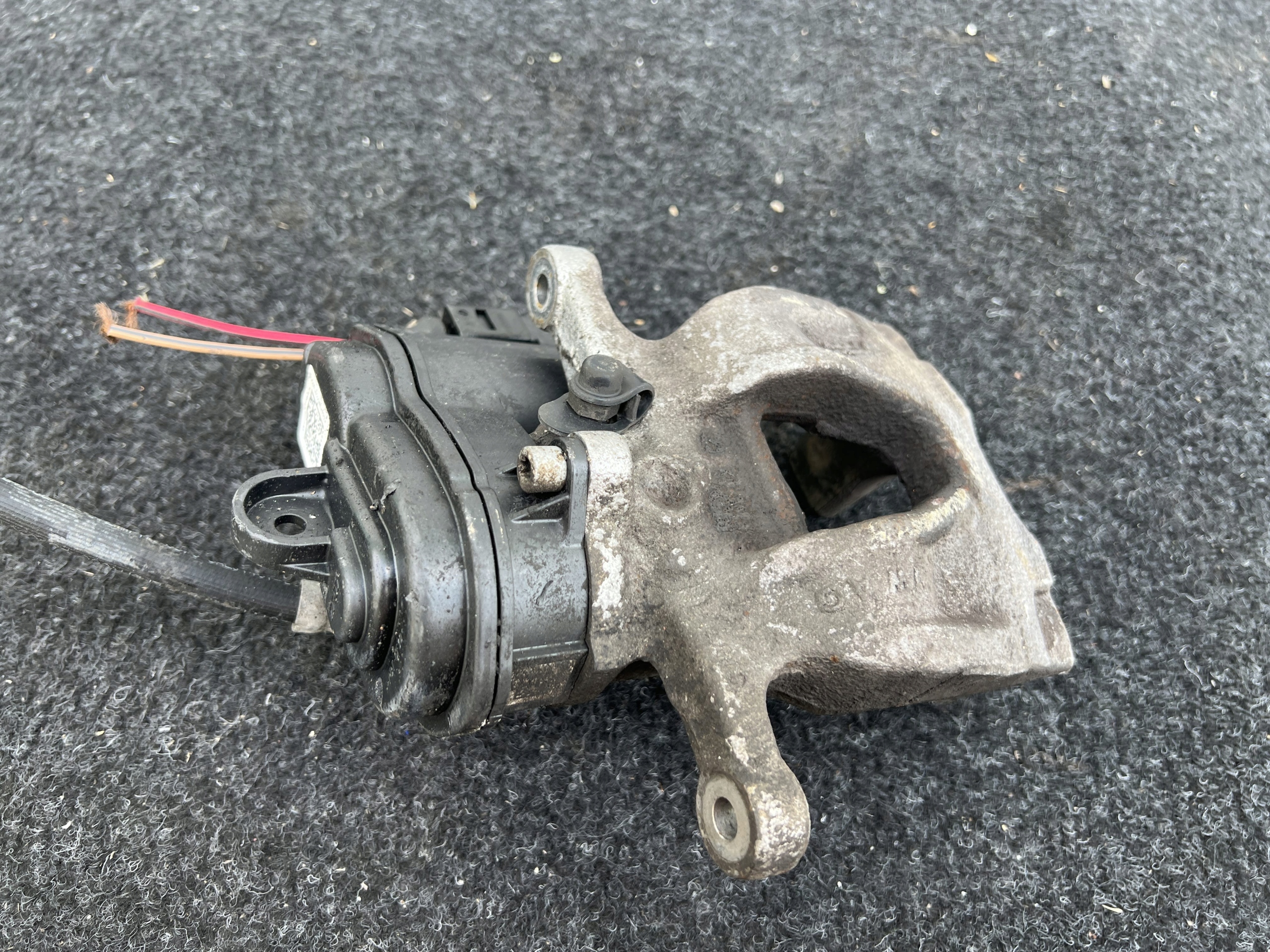Audi A4 B9 гальмівний супорт правий 8w0615405aa